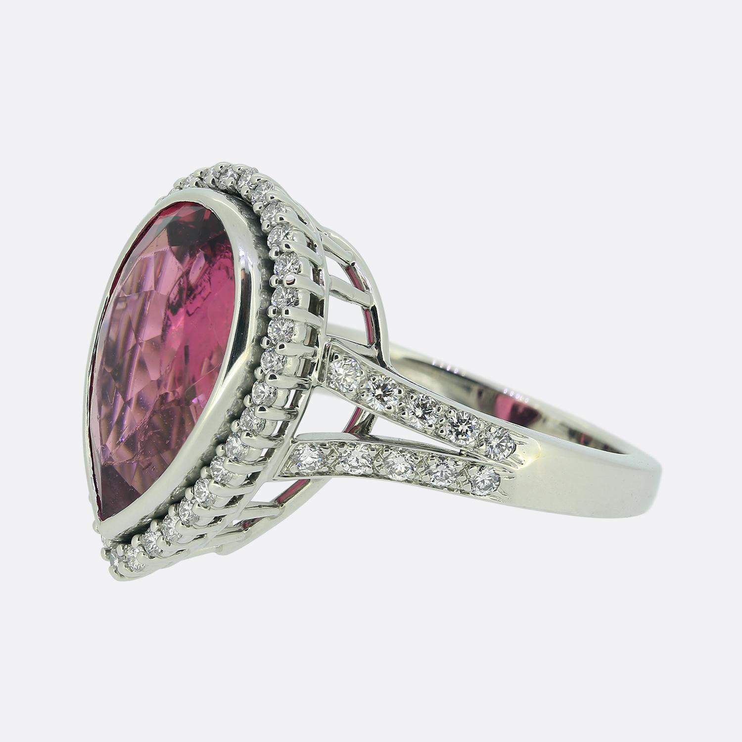 Ecco uno splendido anello di Tiffany & Co., gioielliere di fama mondiale. Questo pezzo in platino presenta un'impressionante rubellite da 6,15 carati al centro del quadrante. Questa pietra principale, dalla profonda tonalità rosso porpora, è