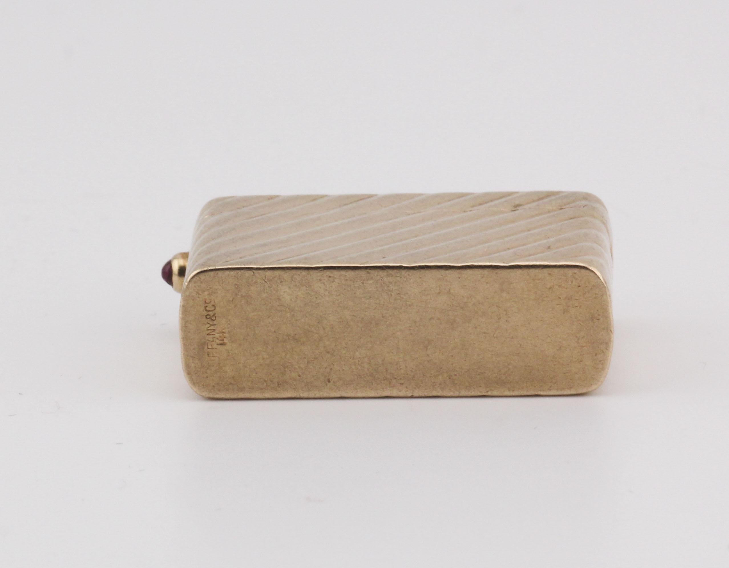 Tiffany & Co. Rubin 14k Gelbgold Pillenbox Etui im Zustand „Relativ gut“ im Angebot in Simpsonville, SC