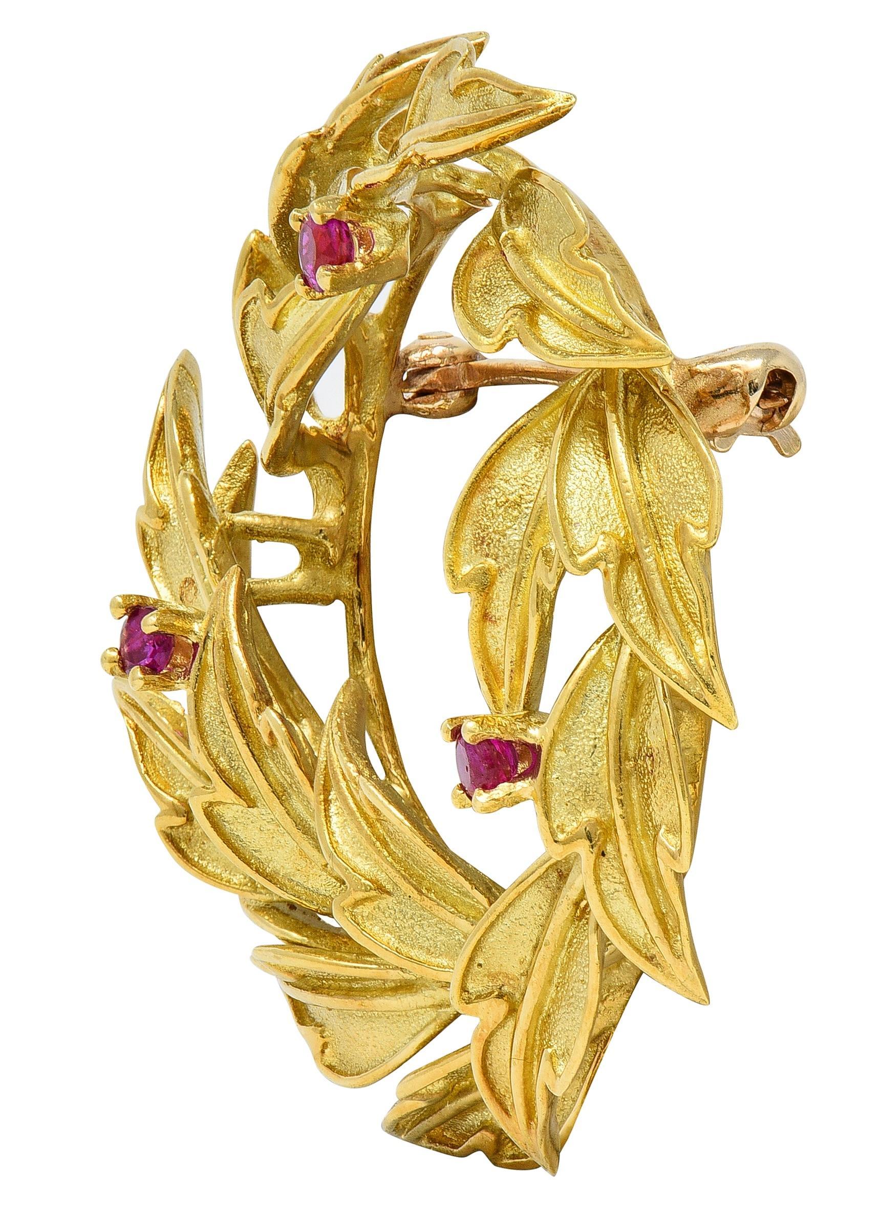 Tiffany & Co. Rubin 18 Karat Gelbgold Vintage Kreis Kranz Brosche (Moderne) im Angebot