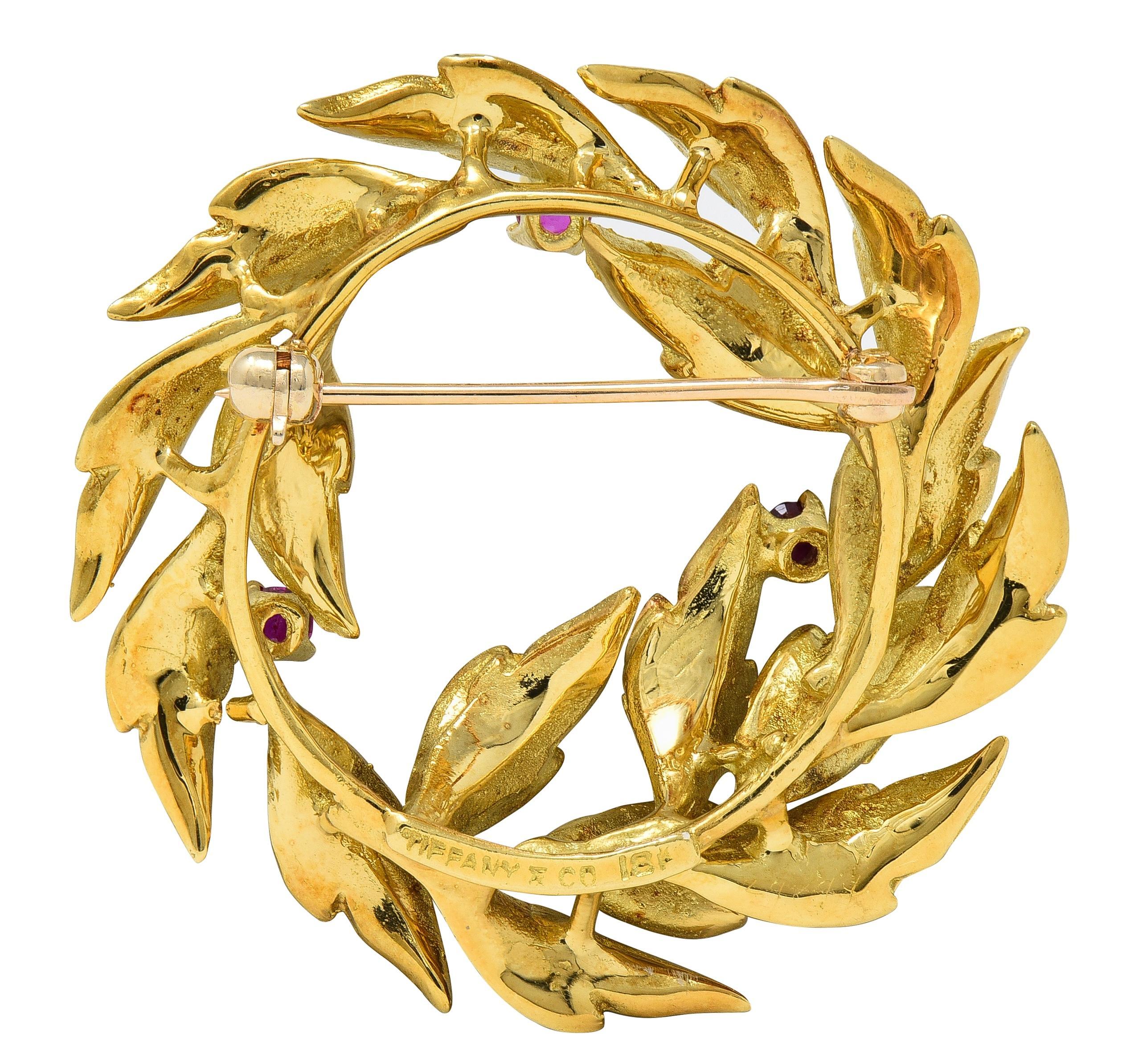 Tiffany & Co. Rubin 18 Karat Gelbgold Vintage Kreis Kranz Brosche (Rundschliff) im Angebot