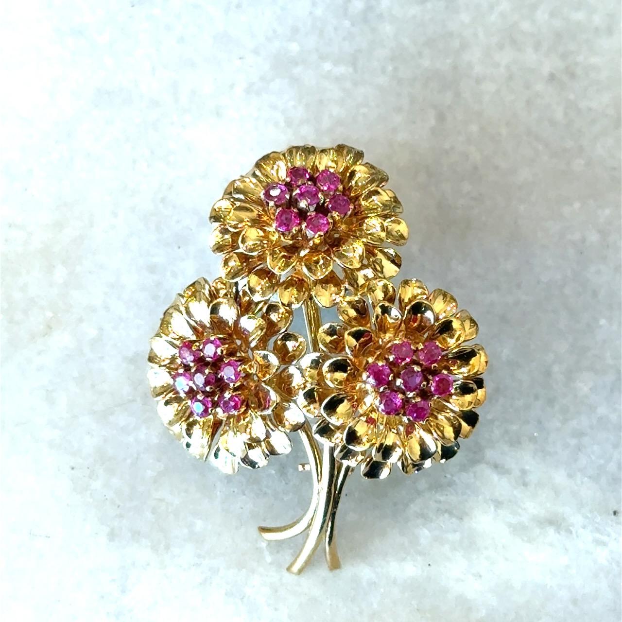 Broche vintage Tiffany & Co. de oro amarillo de 18 quilates con rubíes de los años 60 

1,6 Pulgadas de Ancho x 1,25 Pulgadas de Largo 

12.3 gramos

Con el sello 