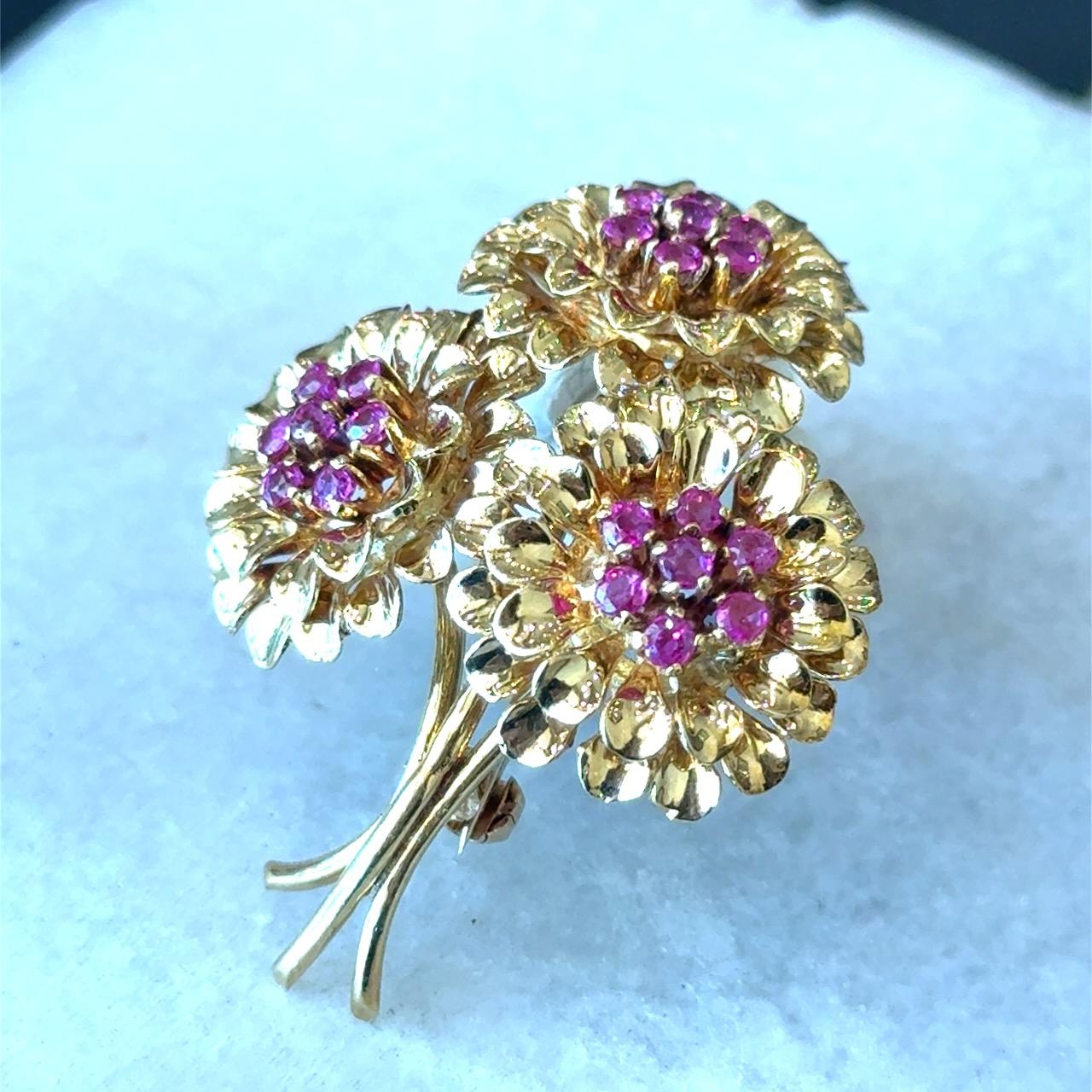 Tiffany & Co. Alfiler vintage de oro de 18 quilates con rubí Corte redondo en venta