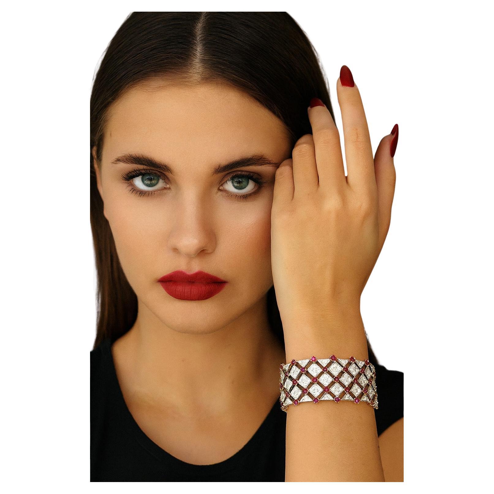 Tiffany & Co. Pulsera enrejada de rubíes y diamantes en platino y oro de 18 quilates

Magnífica creación de Tiffany & Co., esta pulsera Trellis es una auténtica celebración del color y el brillo. Diseñado con un sofisticado motivo enrejado, el