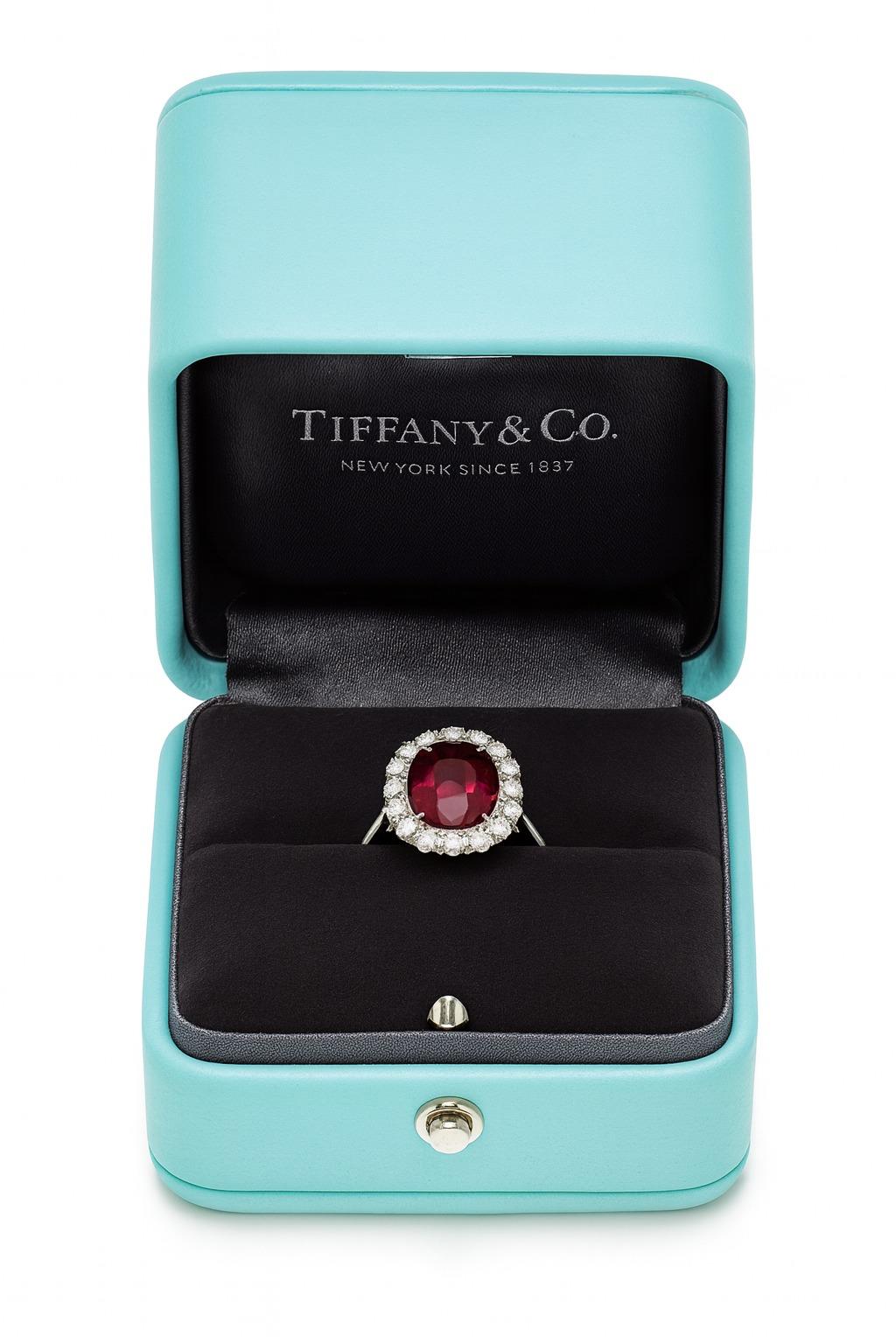 Taglio cuscino Tiffany & Co. Anello in platino con rubino e diamante in vendita