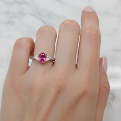 Tiffany & Co. Dreisteiniger Ring mit Rubin und Diamant aus Platin