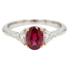 Tiffany & Co. Dreisteiniger Ring mit Rubin und Diamant aus Platin