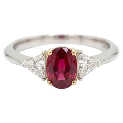 Tiffany & Co. Dreisteiniger Ring mit Rubin und Diamant aus Platin