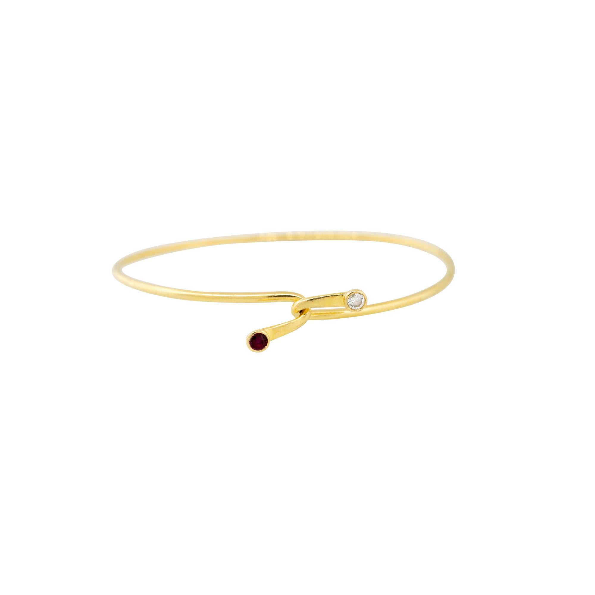 Tiffany & Co. 14k Yellow Gold Ruby and Diamond Twist Lock Narrow Bracelet
Brand: Tiffany & Co.
Material: 14k Yellow Gold
Diamond/Gemstone Details: The diamond is approximately 0.06 carats and is a Round Brilliant cut. The diamond is approximately