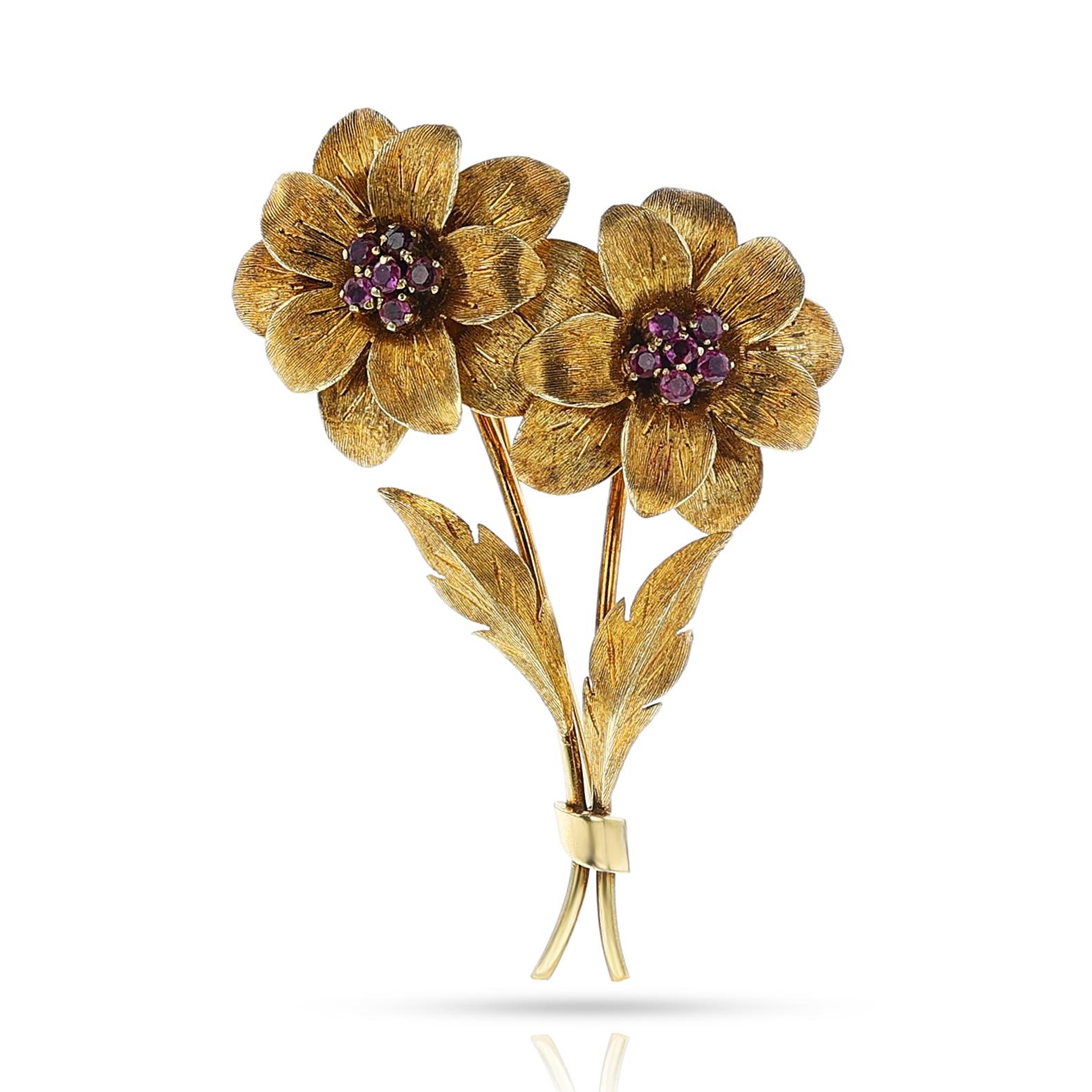 Un Tiffany & Co. Broche Floral de Rubí y Oro fabricado en oro amarillo de 18 quilates. El peso total del broche es de 13.54 gramos. Las dimensiones son 2 3/8 pulgadas x 1,38 pulgadas de ancho.