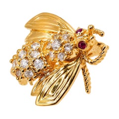 Tiffany & Co. Broche « Abeille » en or jaune 18 carats avec rubis et diamants