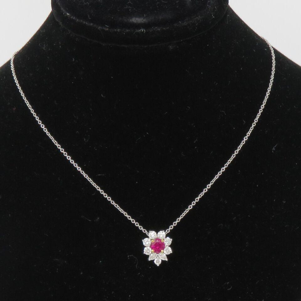 Un superbe modèle de Tiffany & Co. Environ 0,53 ct de diamants TW, la plupart E-G et VVS-VS.

Un rubis naturel exquis

Collier de 16 pouces de long. Pendentif 11 x 10mm

Marqué : Tiffany & Co PT950 sur la chaîne et le pendentif

Poids total : 3,6