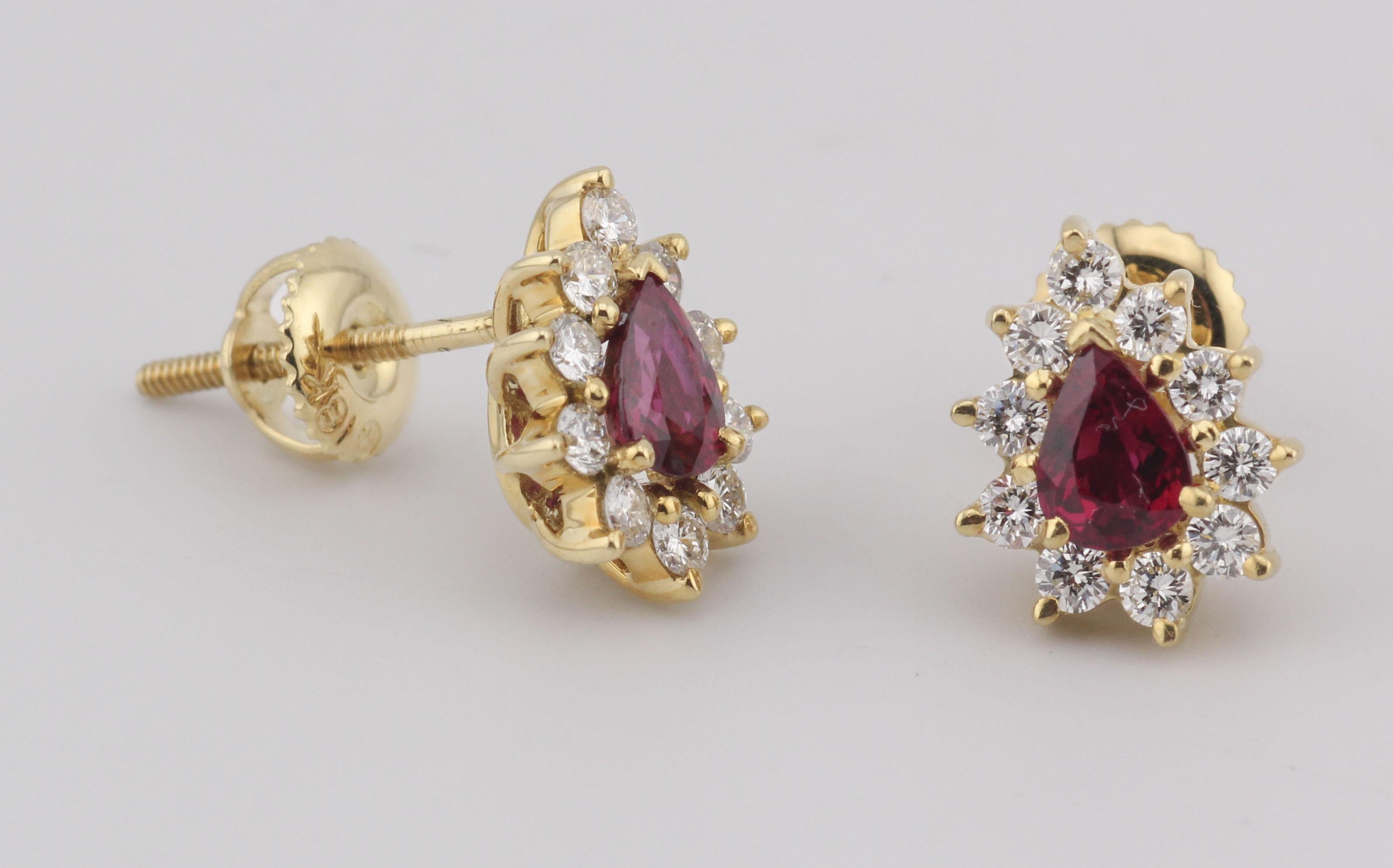 Ces bijoux Tiffany & Co., d'une élégance intemporelle et d'une qualité de fabrication exceptionnelle, sont un exemple d'élégance intemporelle et de qualité de fabrication exceptionnelle. Les clous d'oreilles en rubis et diamants évoquent la grâce et