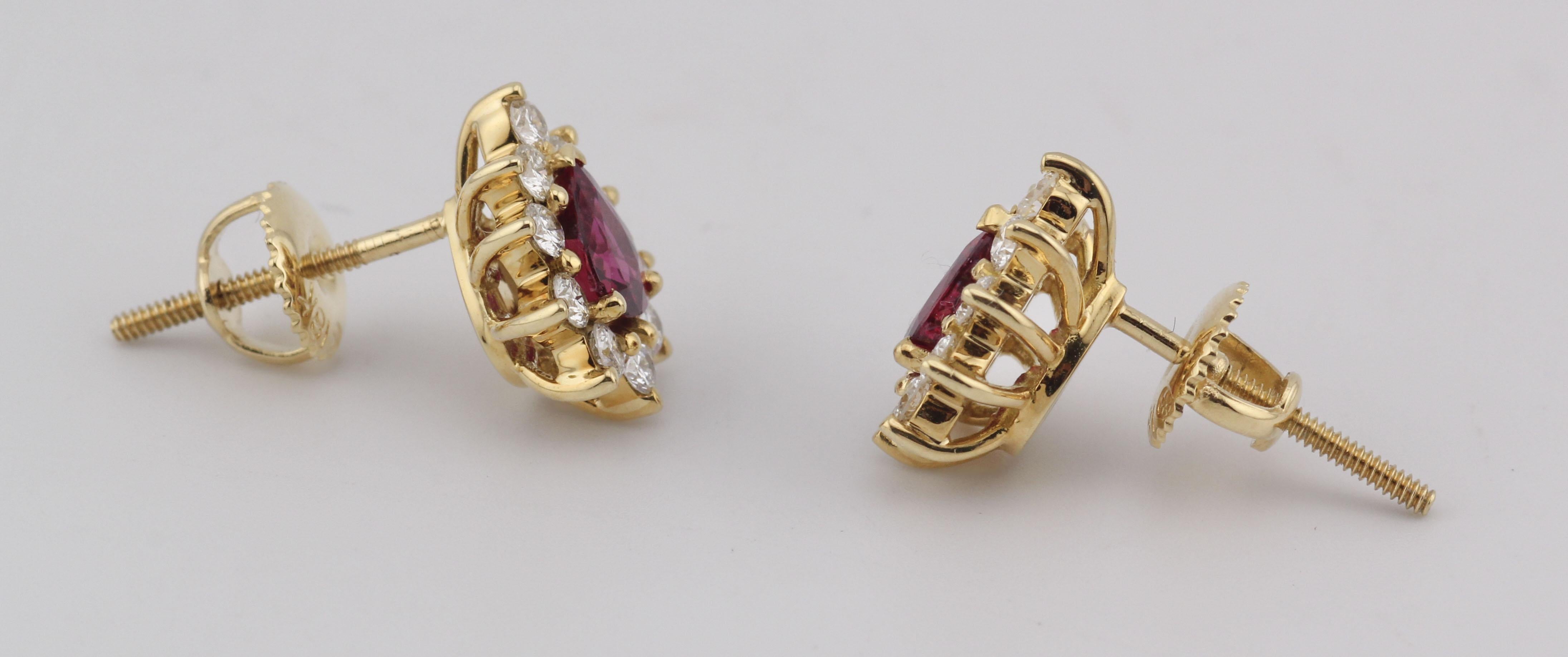 Tiffany & Co. Boucles d'oreilles en or jaune 18k avec diamant et rubis Bon état - En vente à Simpsonville, SC