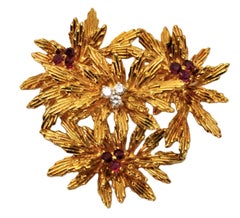 Broche vintage Tiffany & Co. en or jaune 18 carats, ornée de rubis et de diamants, motif floral