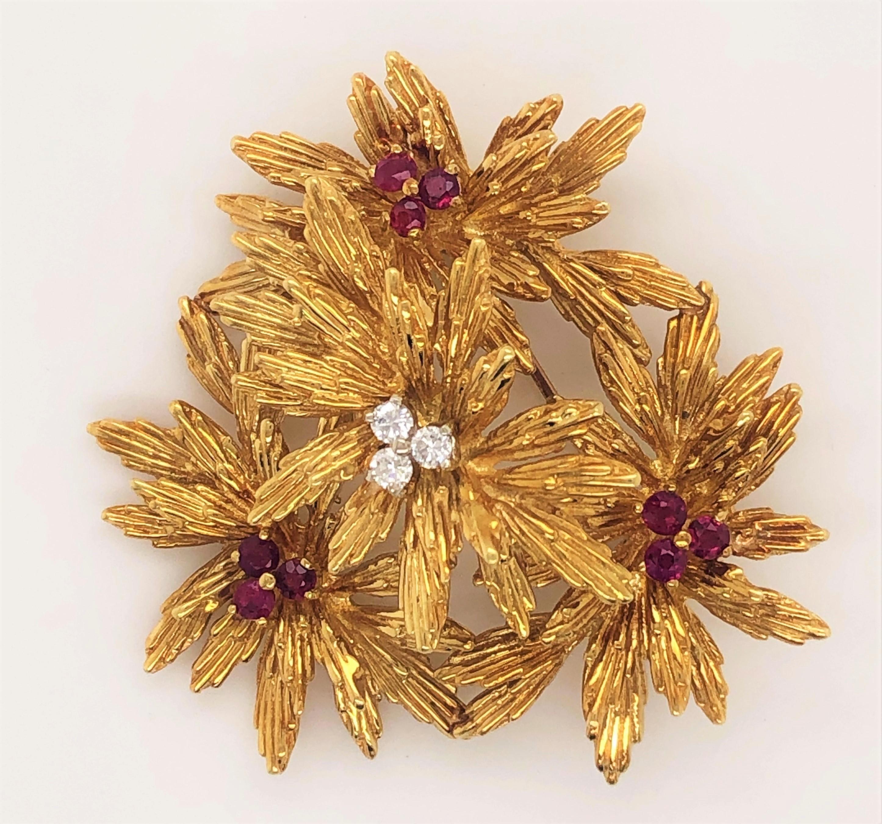 Tiffany & Co. Broche en or jaune 22 carats avec grappe de fleurs en rubis et diamants Excellent état - En vente à Mount Kisco, NY