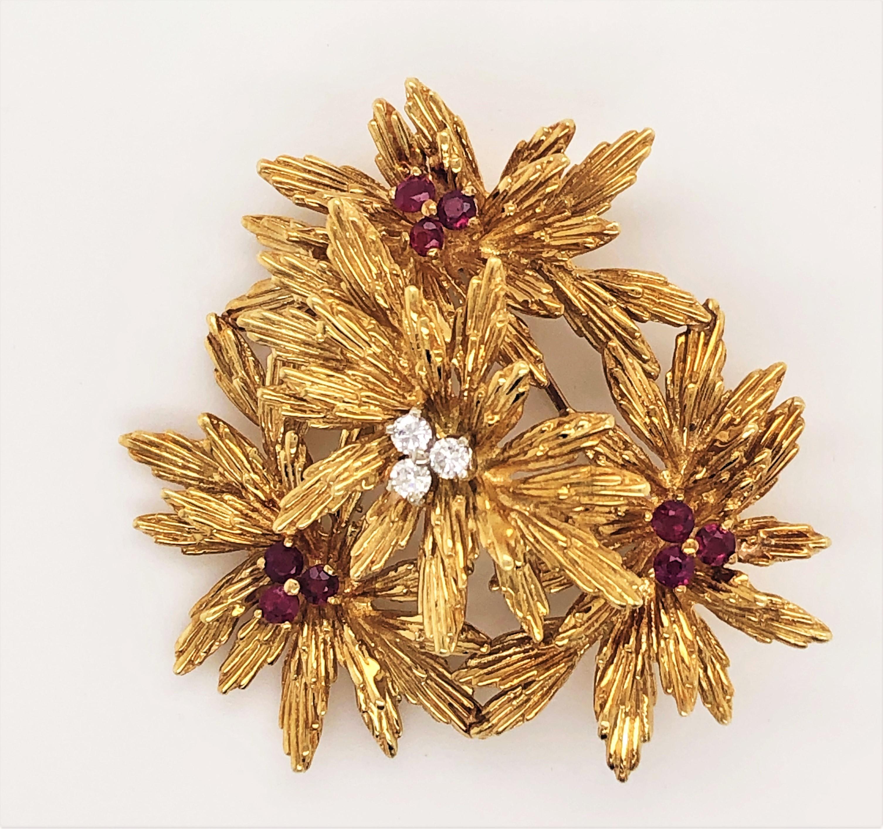 Tiffany & Co. Brosche/Anstecknadel mit Rubin, Rubin und Diamant, floraler Cluster aus 22 Karat Gelbgold Damen im Angebot
