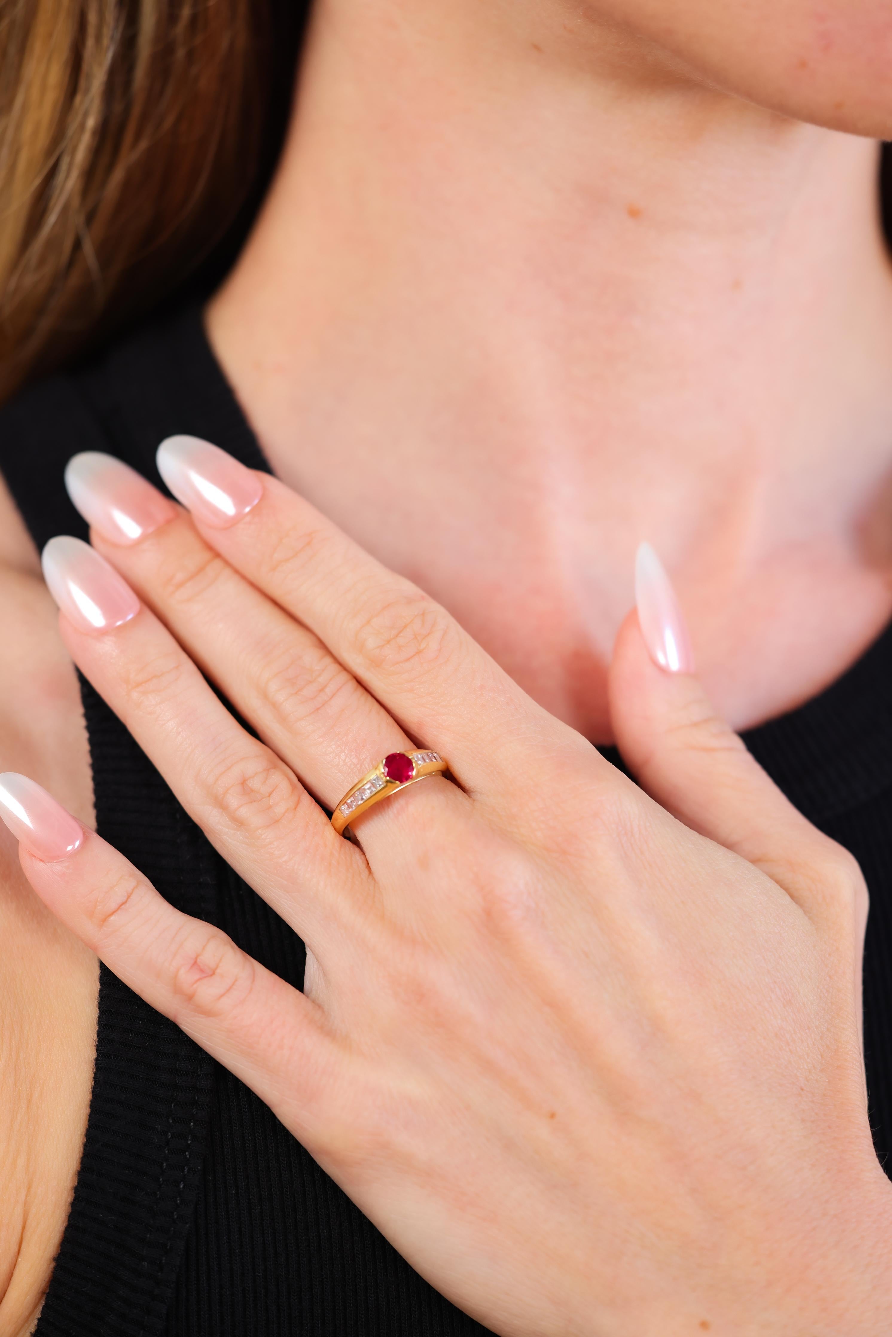 Tiffany & Co. 
runder, leuchtend roter Rubin im Brillantschliff mit einem Gewicht von etwa 0,5 Karat
akzentuiert durch 10 Ascherschliffe mit einem Gewicht von etwa 0,80 Karat 
D-E Farbe
VVS-Klarheit 
18k Gelbgold mit Feingehaltsstempel
Circa 1990er