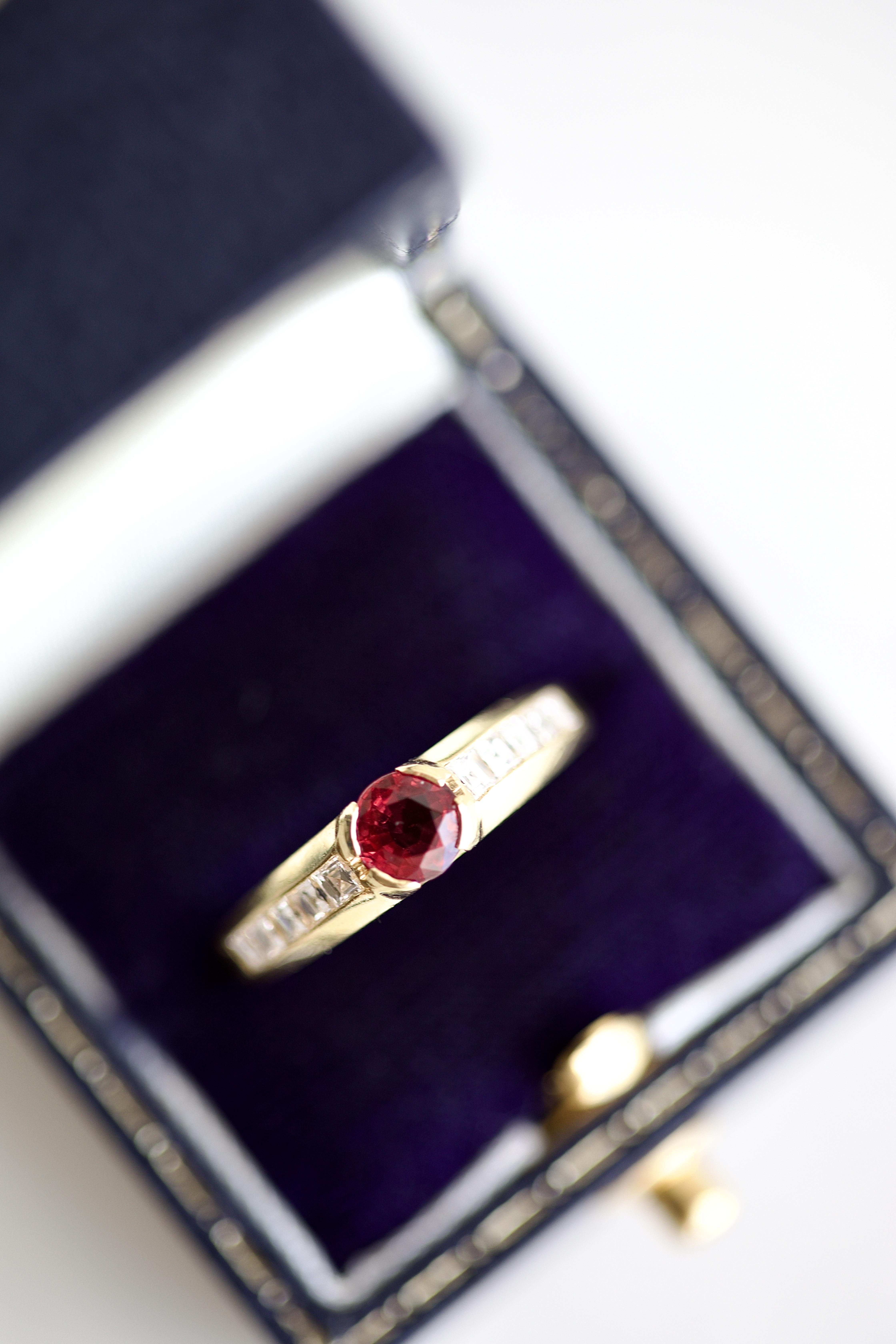Tiffany & Co Ruby Diamond Yellow Gold Ring In Excellent Condition For Sale In Beverly Hills, CA