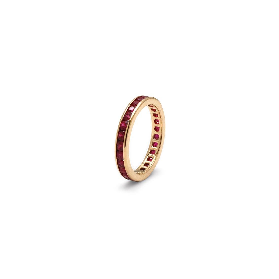 Authentisches Ewigkeitsarmband von Tiffany & Co. aus 18 Karat Gelbgold, besetzt mit runden Rubinen im Brillantschliff rund um das Band. Die Rubine haben ein geschätztes Gesamtgewicht von 1,48 Karat. Das Band misst 2,9 mm. Größe 5 1/4. Signiert