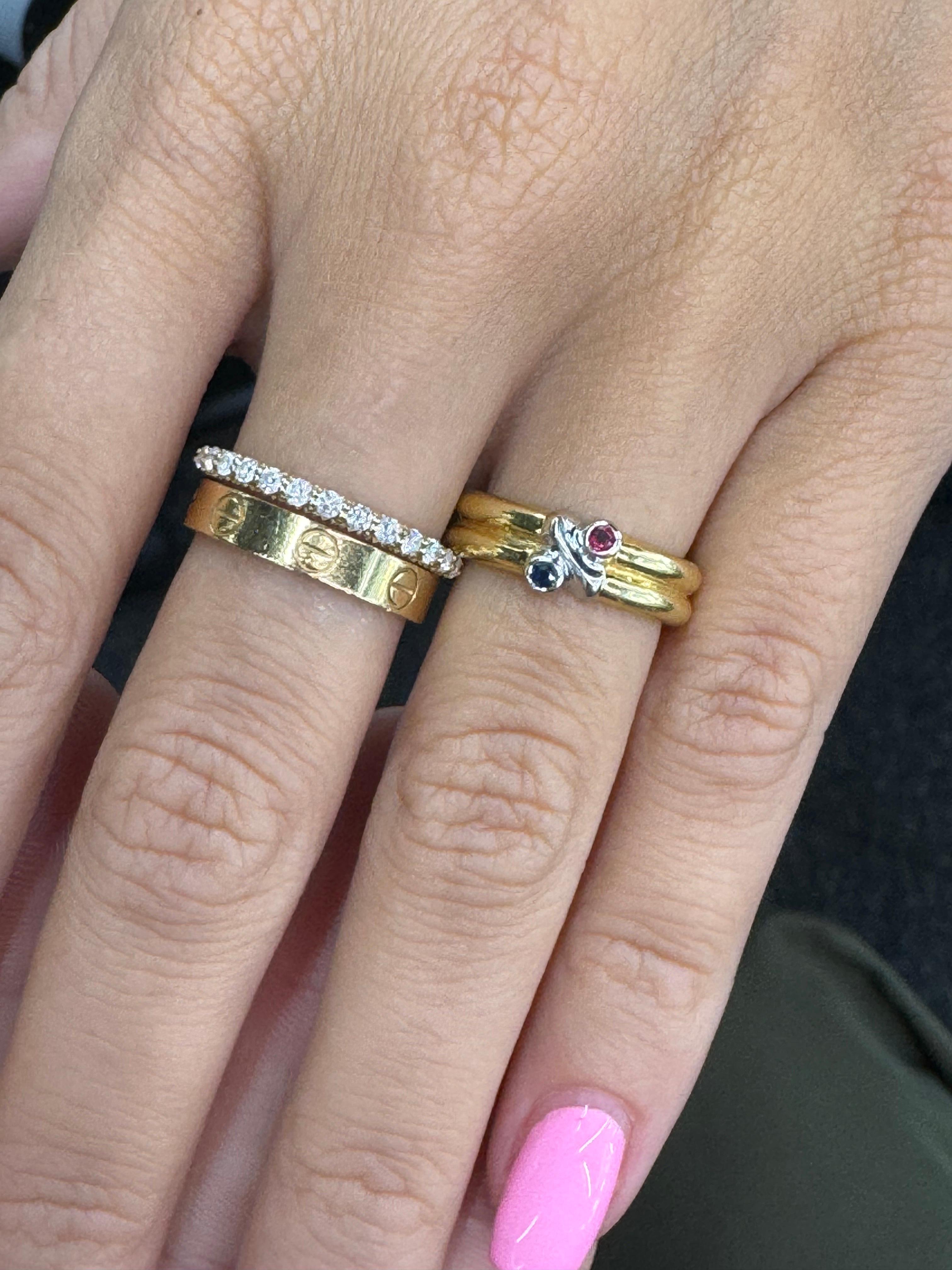 Tiffany & Co Anillo en forma de X con zafiro y rubí Oro amarillo de 18 quilates Hecho en Italia en Excelente estado para la venta en New York, NY