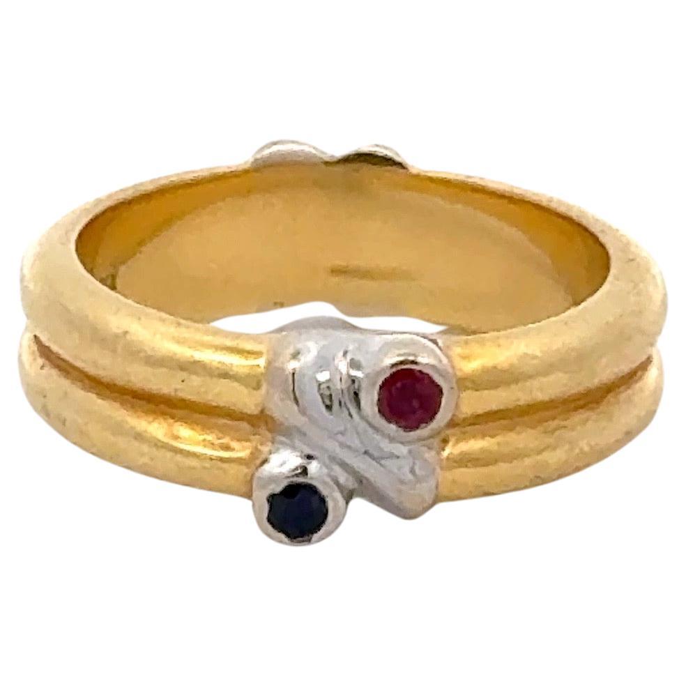 Tiffany & Co, bague à anneau « X » en or jaune 18 carats, saphirs et rubis, fabriquée en Italie