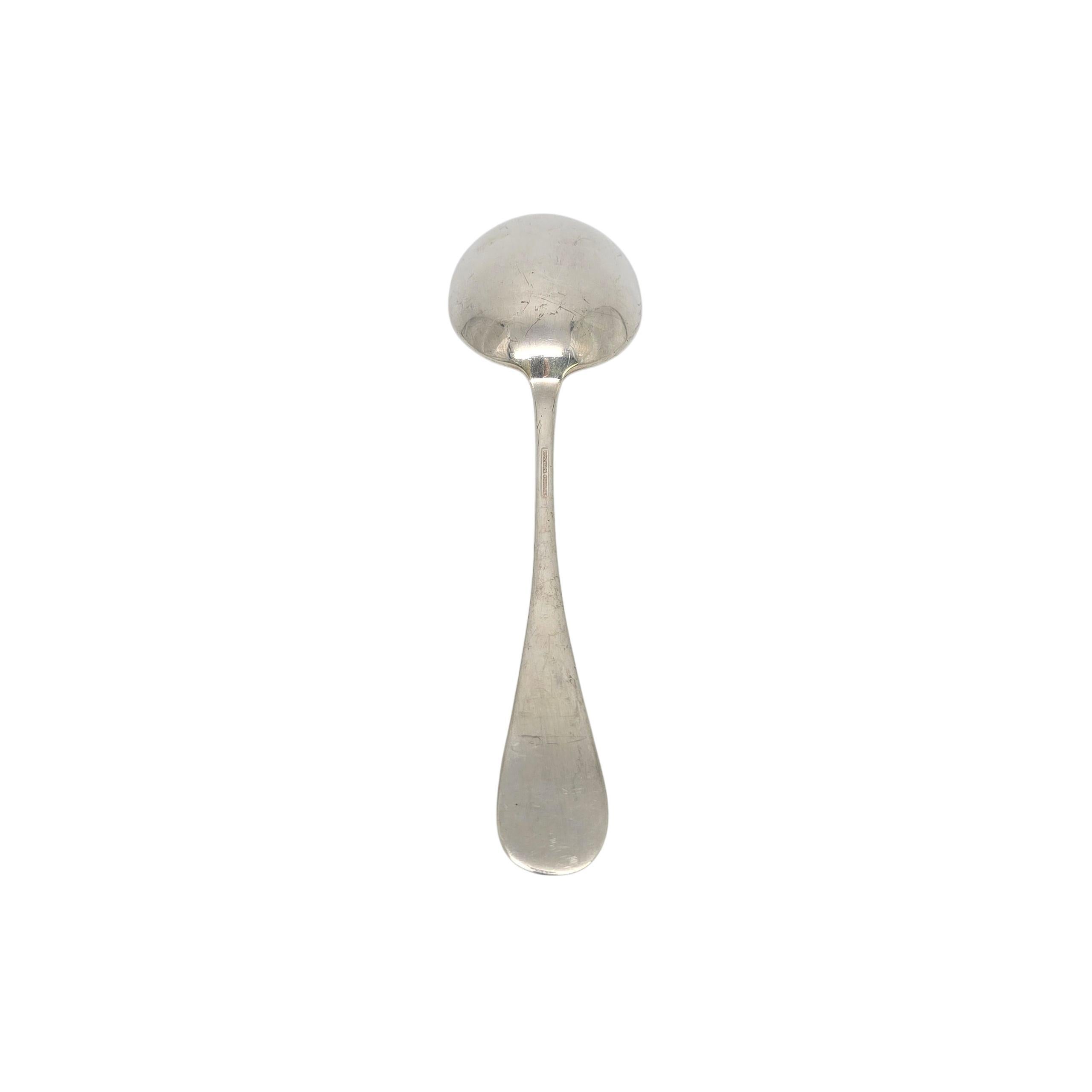 Cucchiaio da portata grande in argento 925 di Tiffany & Co.

Un autentico cucchiaio da portata Tiffany & Co. nel modello Salem, caratterizzato da un design semplice e classico con manico arrotondato. La scatola e l'astuccio Tiffany non sono