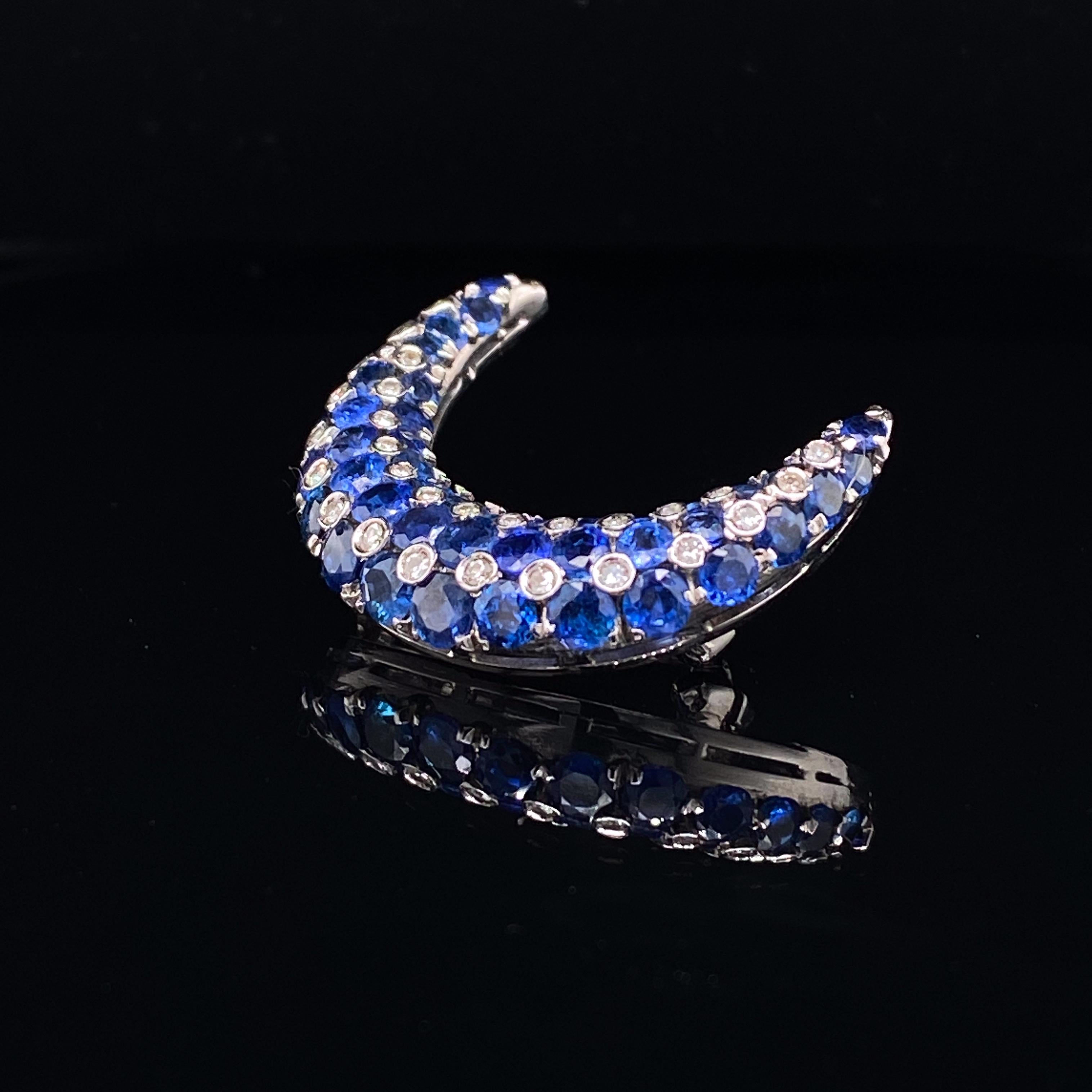 Tiffany & Co. Sapphire and Diamond 18 Karat White Gold Crescent Moon Brooch In Good Condition For Sale In London, GB