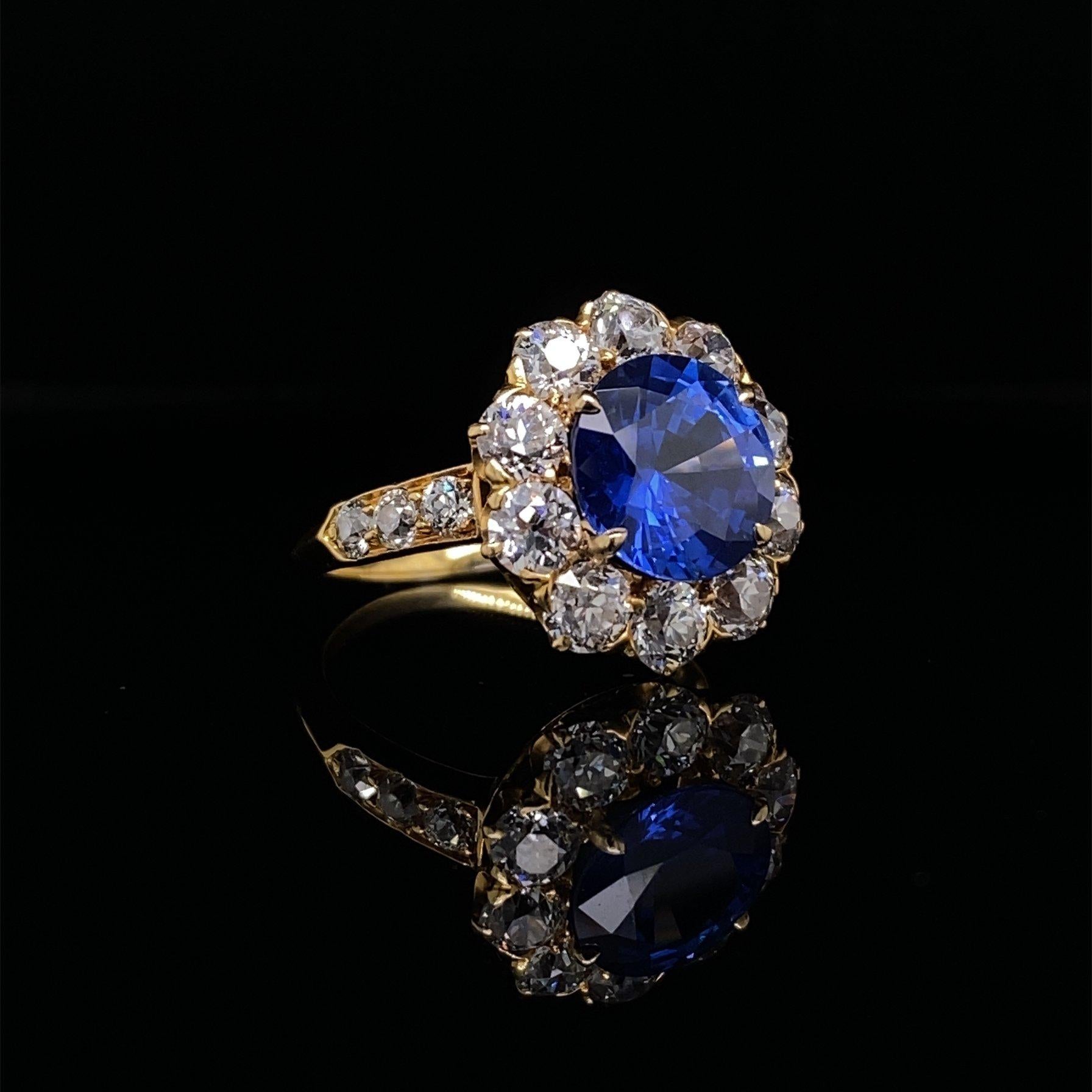 A beautiful sapphire and diamond cluster ring set in 18kt yellow gold by Tiffany & Co, circa 1960.

The piece is centrally set with an exceptional 2.75 carat royal blue round cut sapphire, surrounded by a cluster of 10 old cut diamonds; all of which
