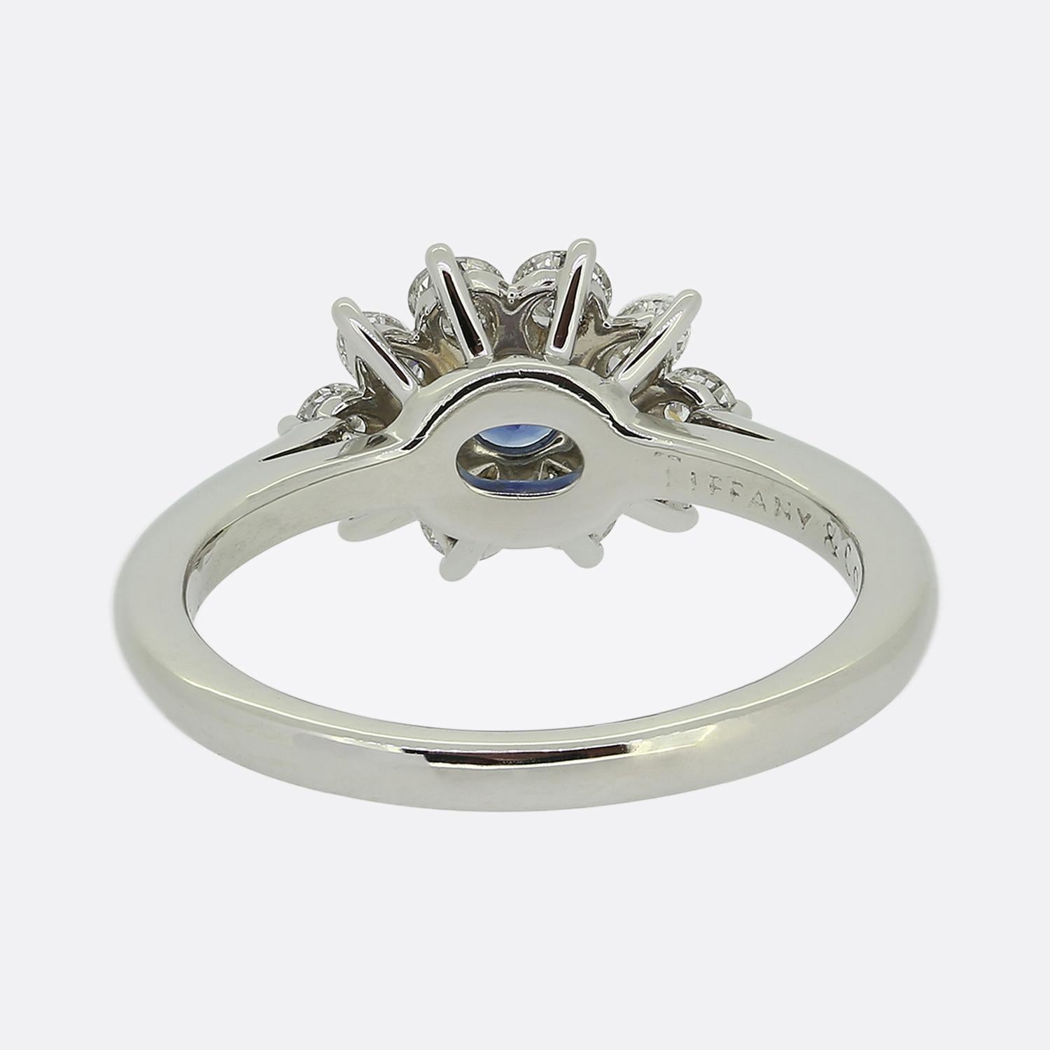 Taglio ovale Tiffany & Co. Anello con zaffiro e diamante a grappolo in vendita