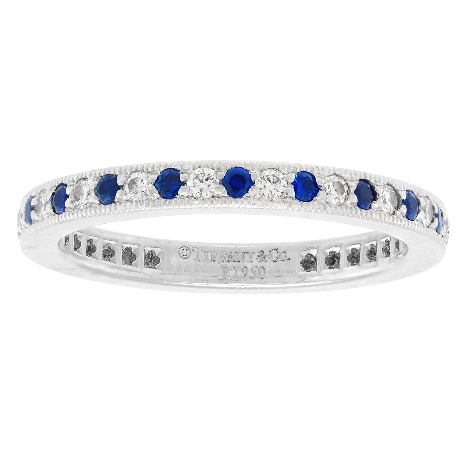 Taille ronde Tiffany & Co. Bague d'éternité saphir et diamant en vente