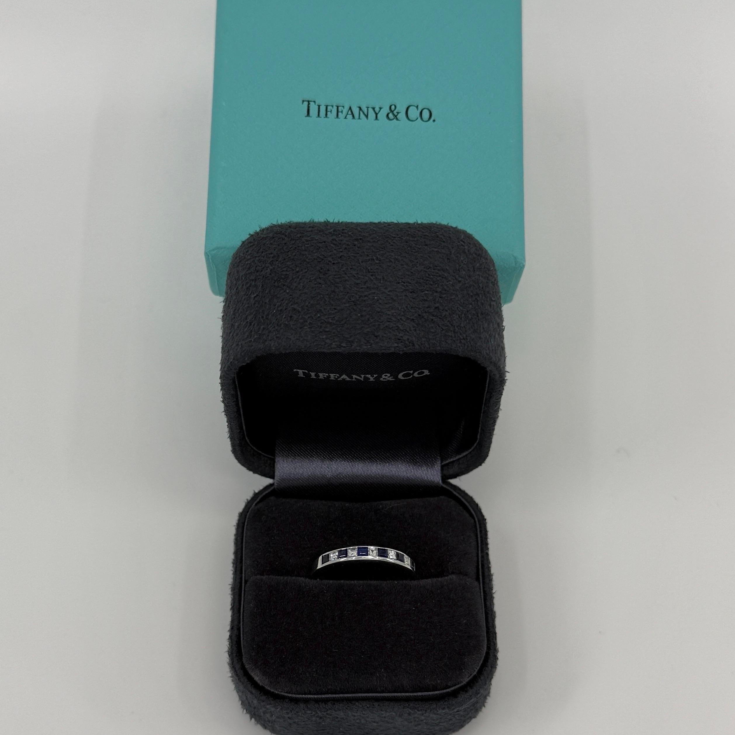 Anello a fascia per l'eternità d'epoca Tiffany & Co. in oro bianco 18k con zaffiro blu vivo e diamanti taglio carré.

Un anello eternità in oro bianco splendidamente realizzato con splendidi zaffiri quadrati blu vivido taglio princess e diamanti
