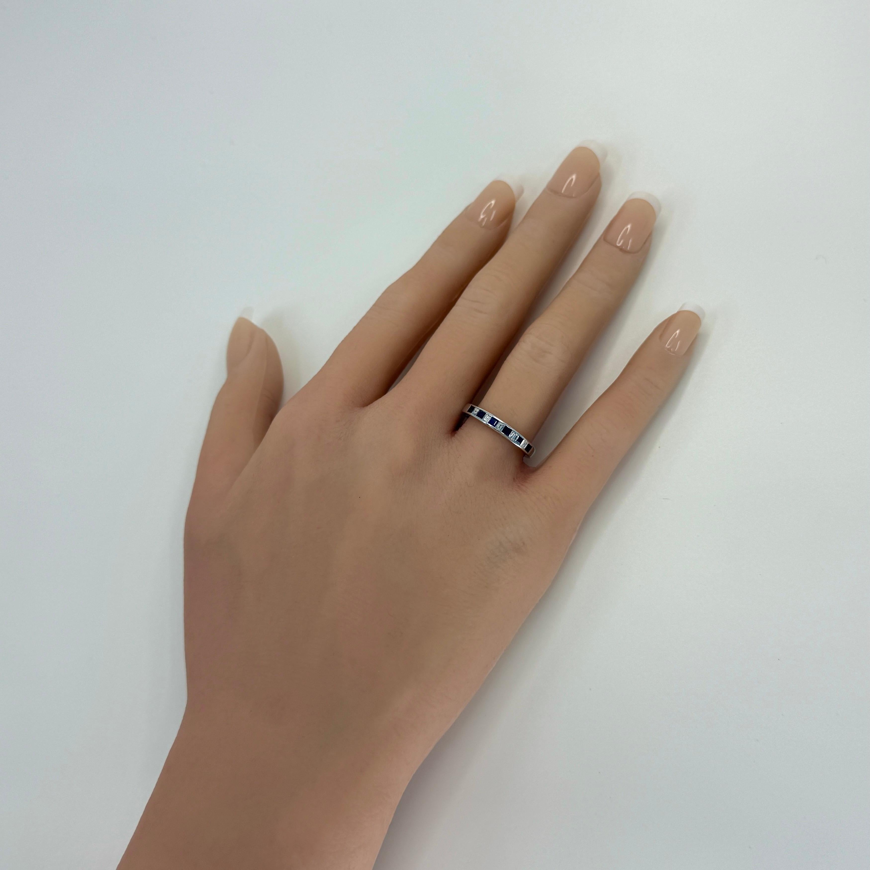 Donna Tiffany & Co. Anello a fascia per l'eternità in oro bianco 18 carati con zaffiro e diamante Square Princess in vendita