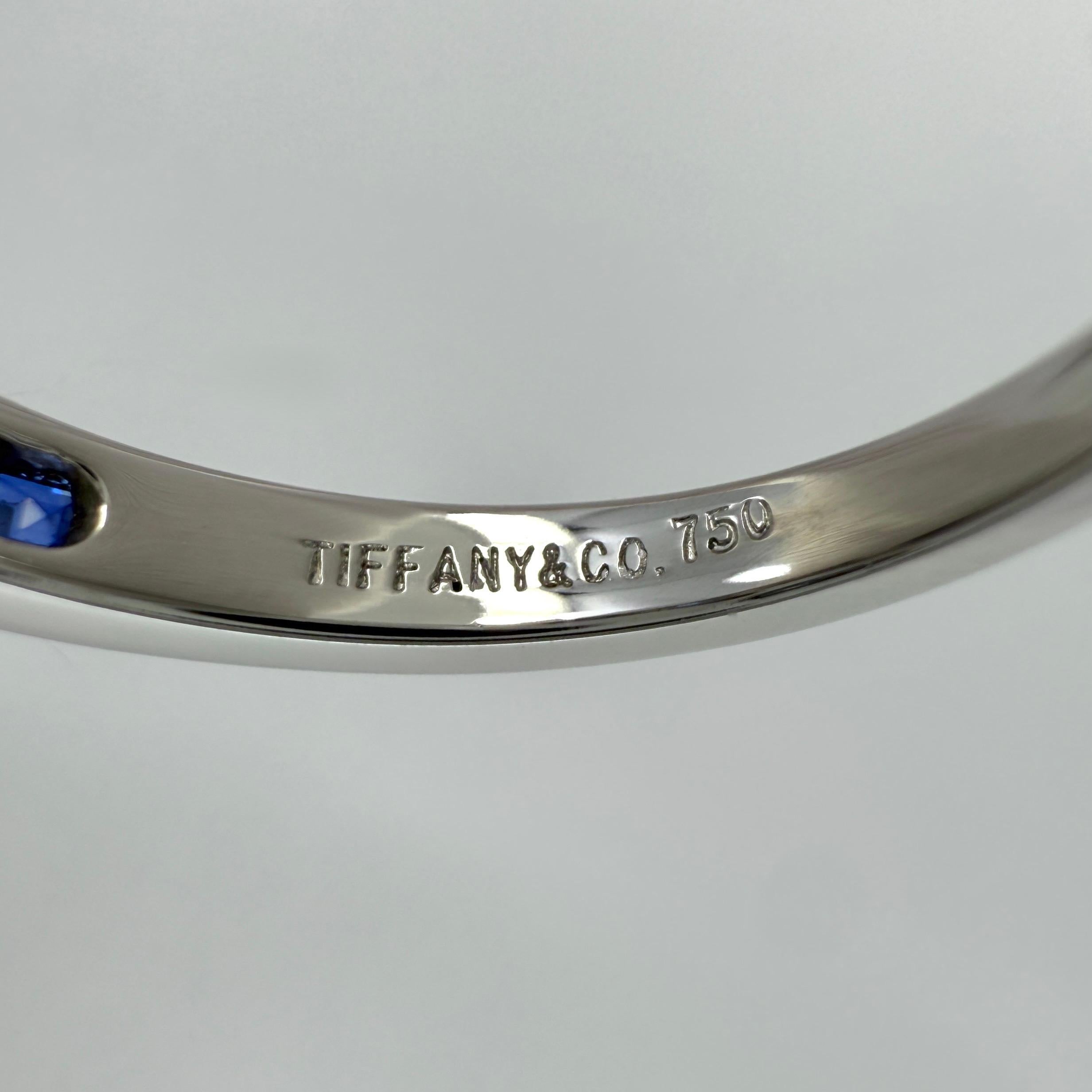 Tiffany & Co. Anello a fascia per l'eternità in oro bianco 18 carati con zaffiro e diamante Square Princess in vendita 2