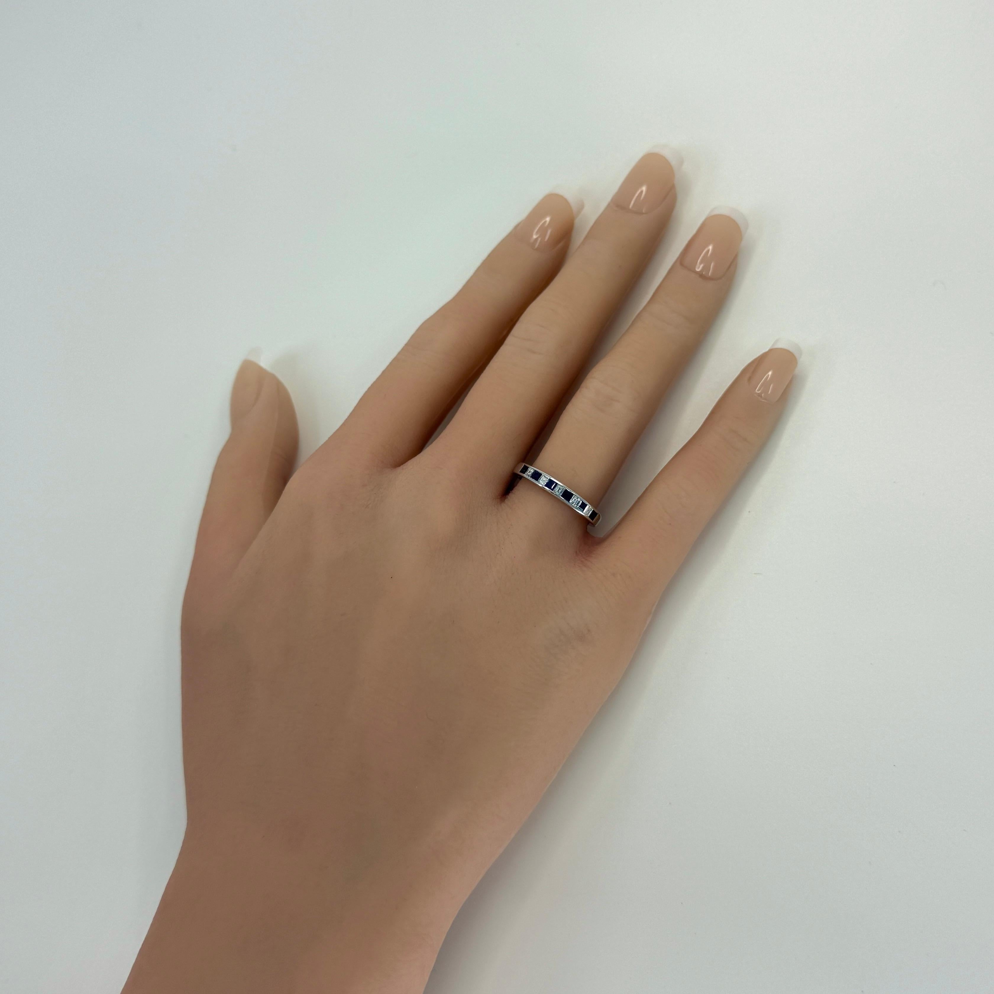 Tiffany & Co. Anello a fascia per l'eternità in oro bianco 18 carati con zaffiro e diamante Square Princess in vendita 3