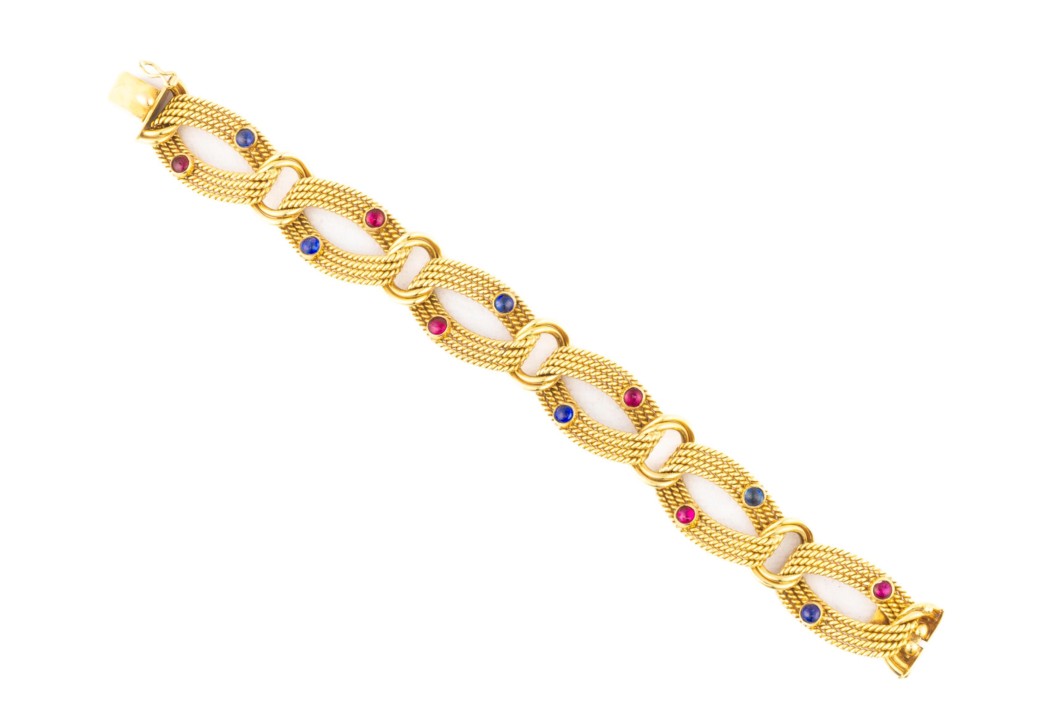Tiffany & Co. Bracelet en or texturé avec rubis et saphir

Description :
Ce captivant bracelet Tiffany & Co. en or jaune 18 carats présente des maillons texturés entrelacés, exhalant une élégance raffinée synonyme de la marque emblématique. Ornée de