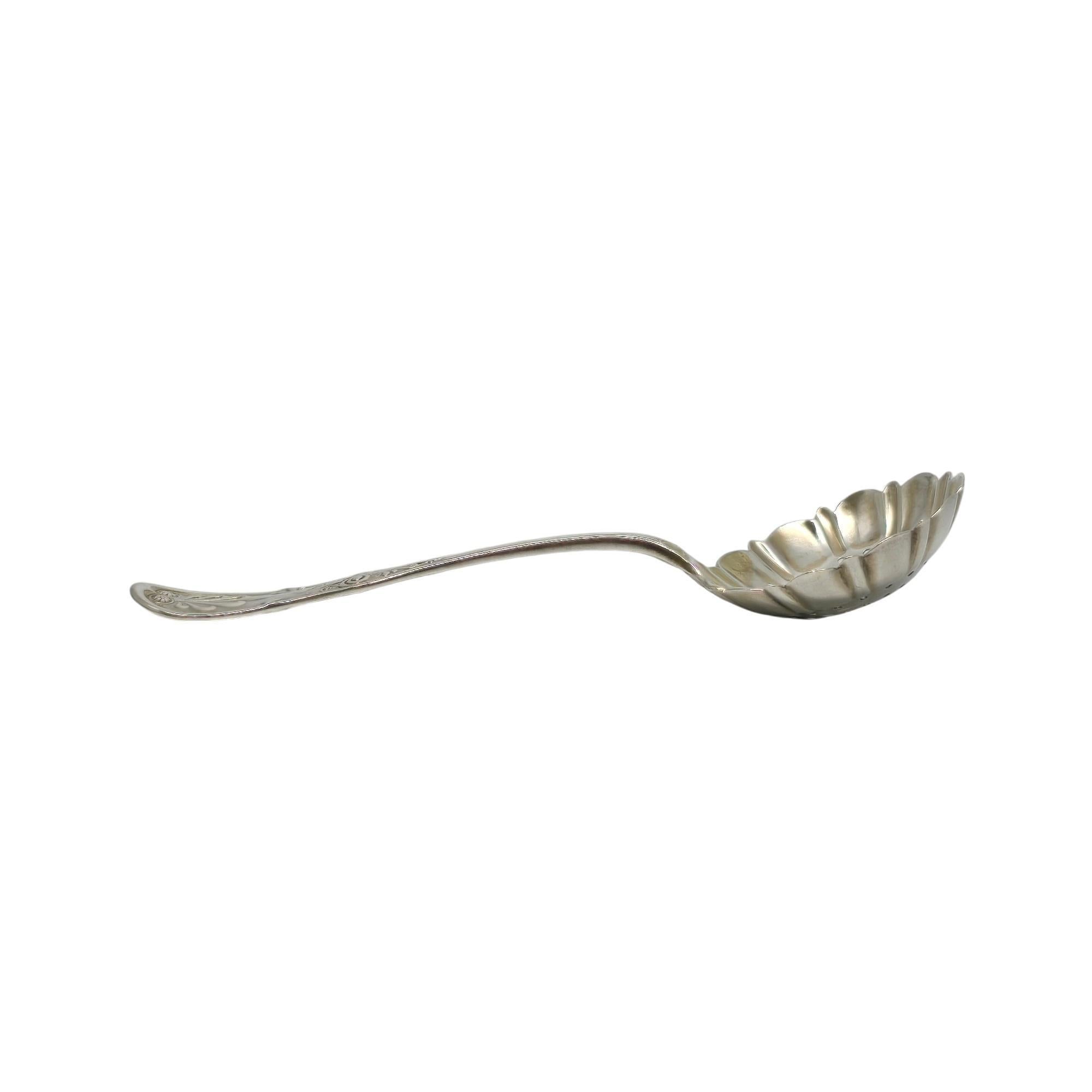 Tiffany & Co Saratoga/Cook/Kings Sterling Silver Sugar Sifter #20368 In Good Condition For Sale In Washington Depot, CT