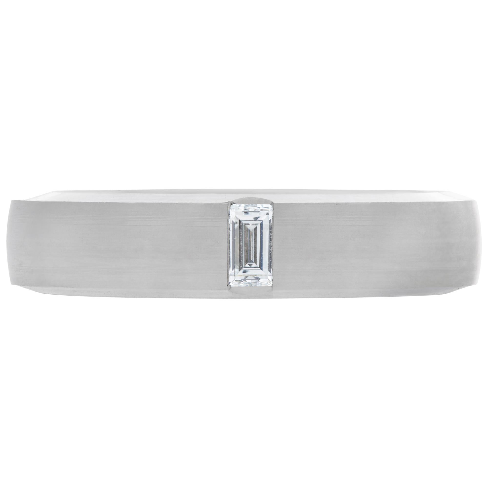 Tiffany & Co. Satin Finish Ring Platin mit einem einzelnen Baguette-Diamanten - 0,15 Karat D-F Farbe, IF-VVS Klarheit. 5 mm breit. Ringgröße 9.25.

Dieser Ring von Tiffany & Co. hat derzeit die Größe 9.25. Einige Artikel können nach oben oder unten
