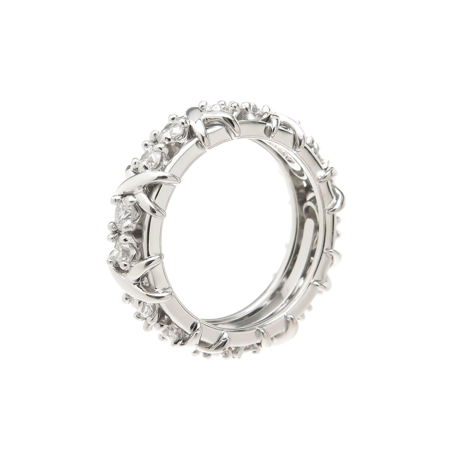 Circa 2005 Jean Schlumberger for Tiffany & Company Platinum X Band Ring, mesurant 6 MM de large et serti de 16 diamants ronds de taille brillant totalisant 1.16 carats. Taille du doigt = 6 1/2. Excellent état, presque jamais porté.  Livré dans sa