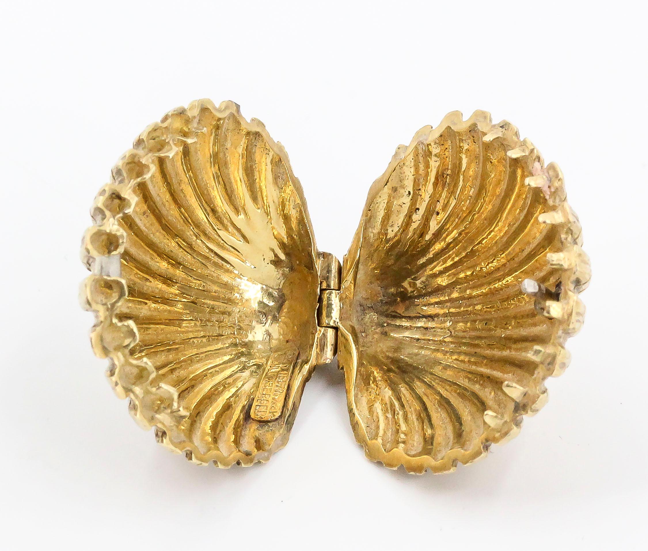 Collectible 18K yellow gold seashell shaped pill box by Tiffany & Co. Schlumberger, circa 1970s. 

Hallmarks: Tiffany, 18K, Schlumberger.