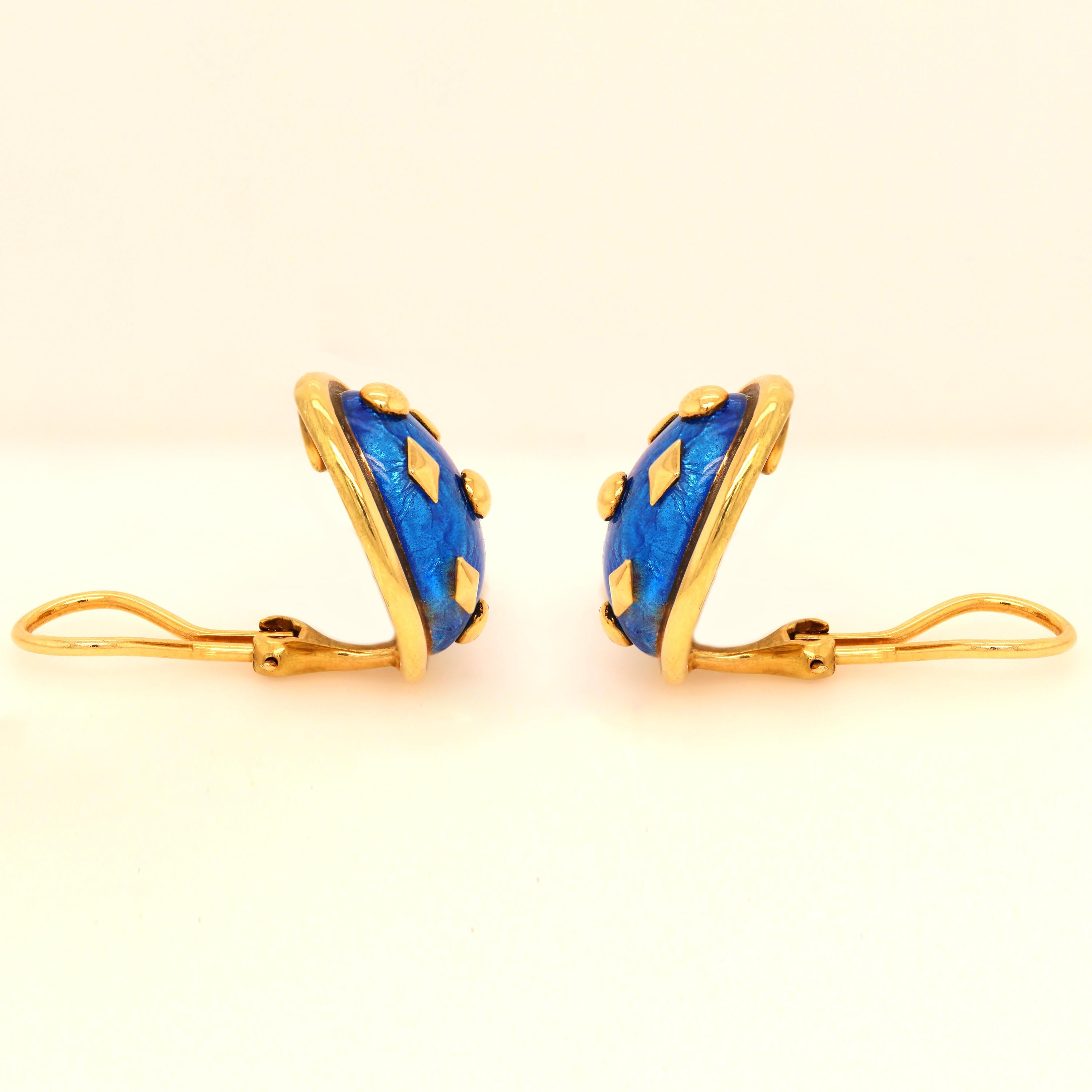 Tiffany & Co. Schlumberger 18K Gold Blue Enamel Dot Lozenge Earrings

Created by Jean Schlumberger for Tiffany & Co., these earrings feature a stunning shell like oval shape form with cobalt blue enamel and gold border, gold dots and rhombus