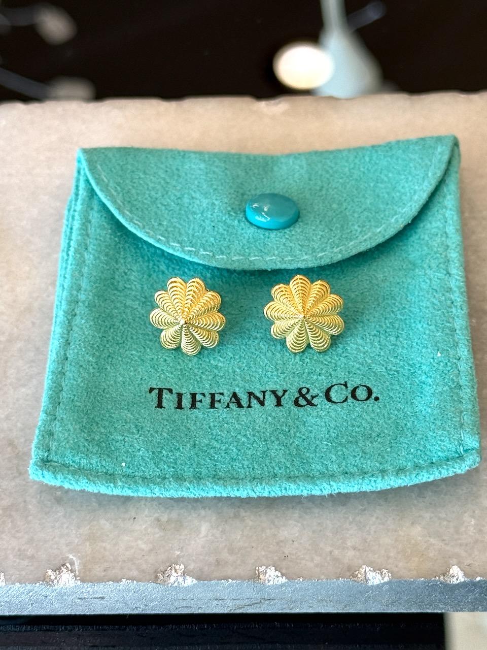 Superbe Tiffany & Co. Boucles d'oreilles Schlumberger
5 grammes d'or jaune 18kt
~13 mm de diamètre
Avec dos de tiffany 
Avec pochette Tiffany 

Nous garantissons l'authenticité à 100 % de Tiffany