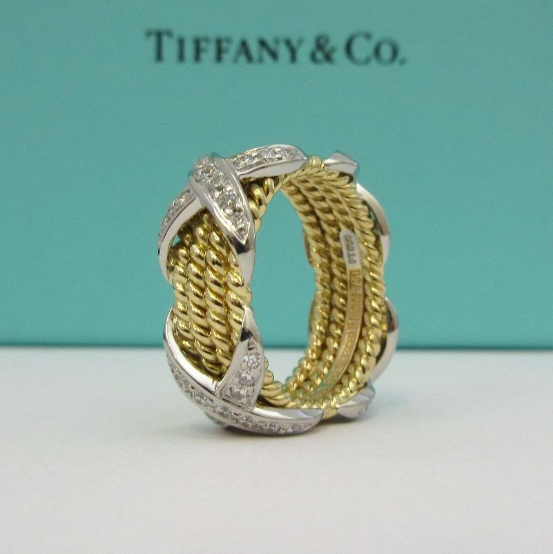 TIFFANY & Co. Schlumberger 18K Gold Platin Diamant Seil Vier-Reihe X Ring 5,5

Metall: 18K Gold und Platin
Größe: 5,5
Breite: 8,6 mm an der breitesten Stelle
Gewicht: 11,80 Gramm 
Diamant: runde Brillanten, Gesamtgewicht 54 Karat 
Markenzeichen: