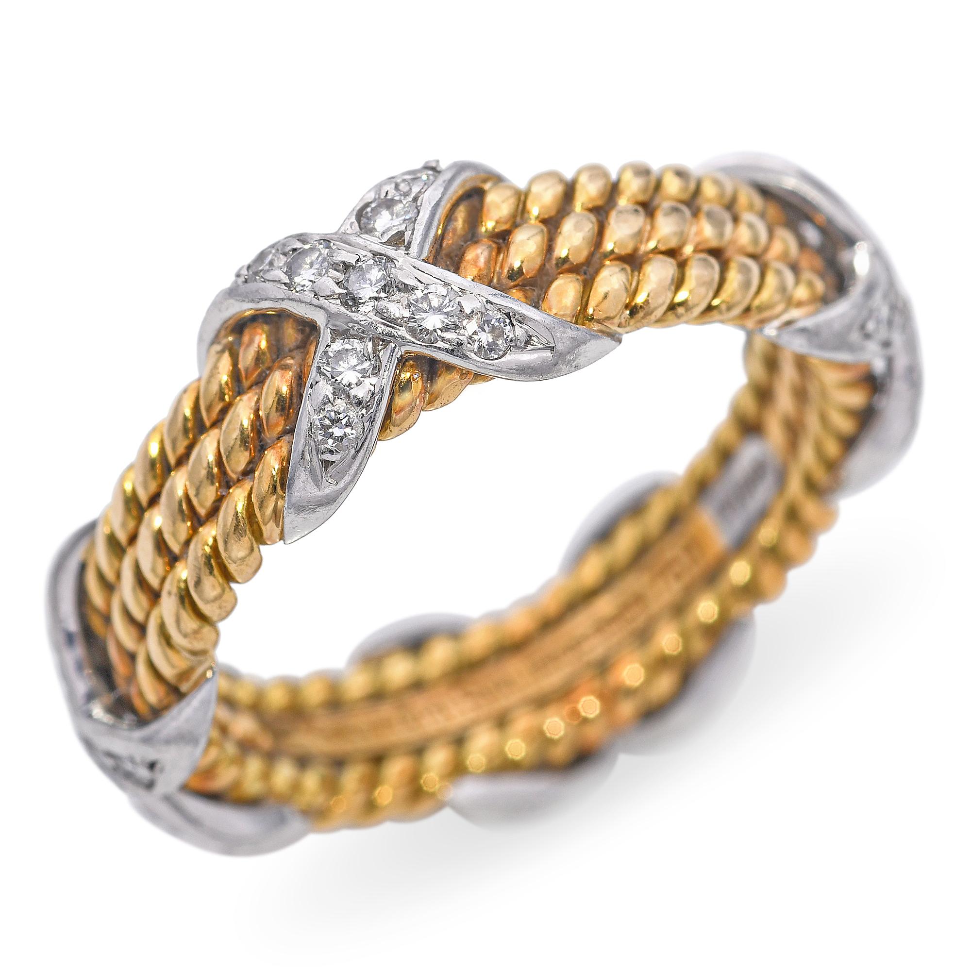 Un design iconico di Jean Schlumberger per Tiffany & Co. Questo lussuoso anello presenta tre fasce di corda in oro giallo 18 carati intrecciate da motivi a 