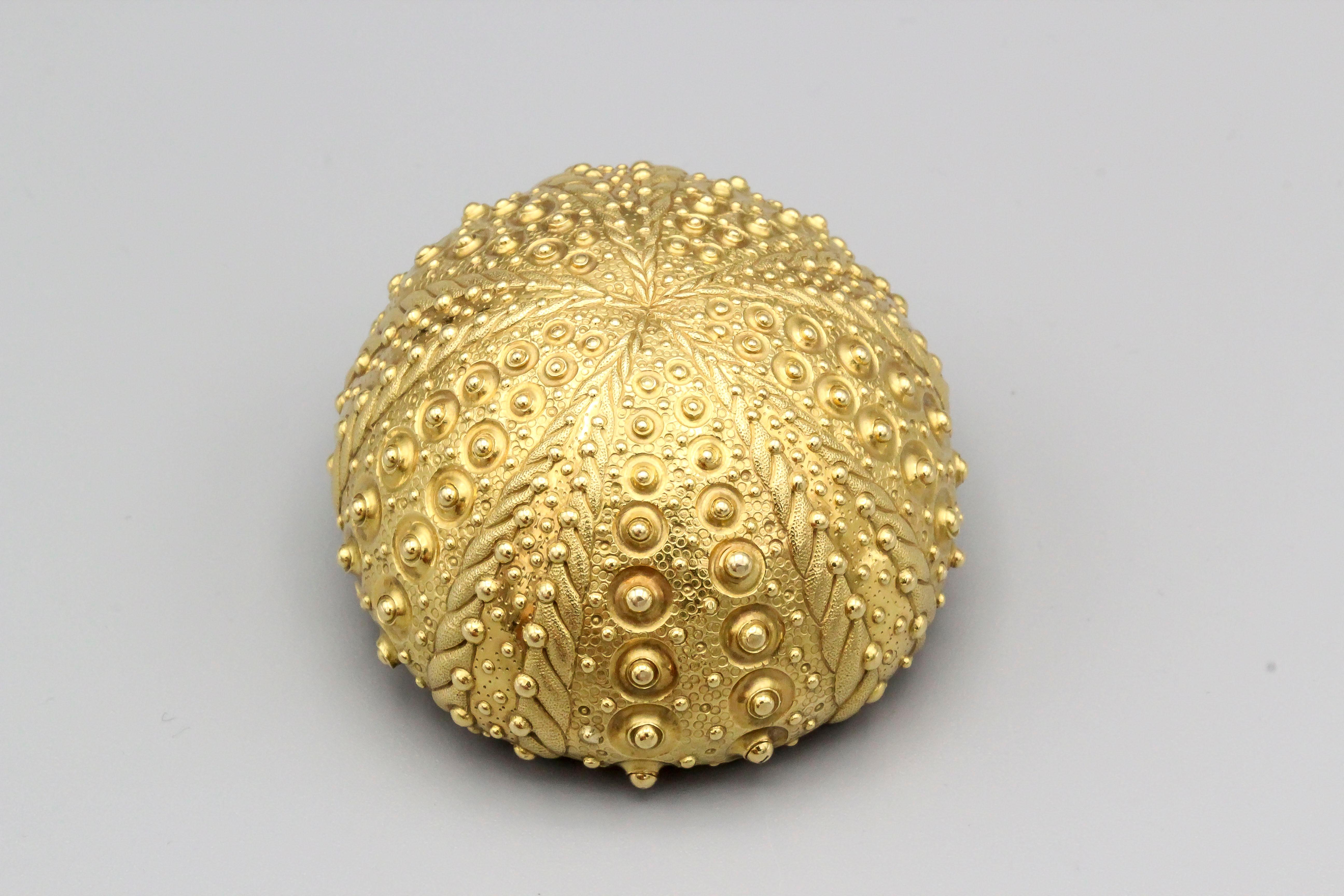 Tiffany & Co. Horloge Schlumberger en forme d'oursin de mer en or 18 carats Bon état - En vente à New York, NY