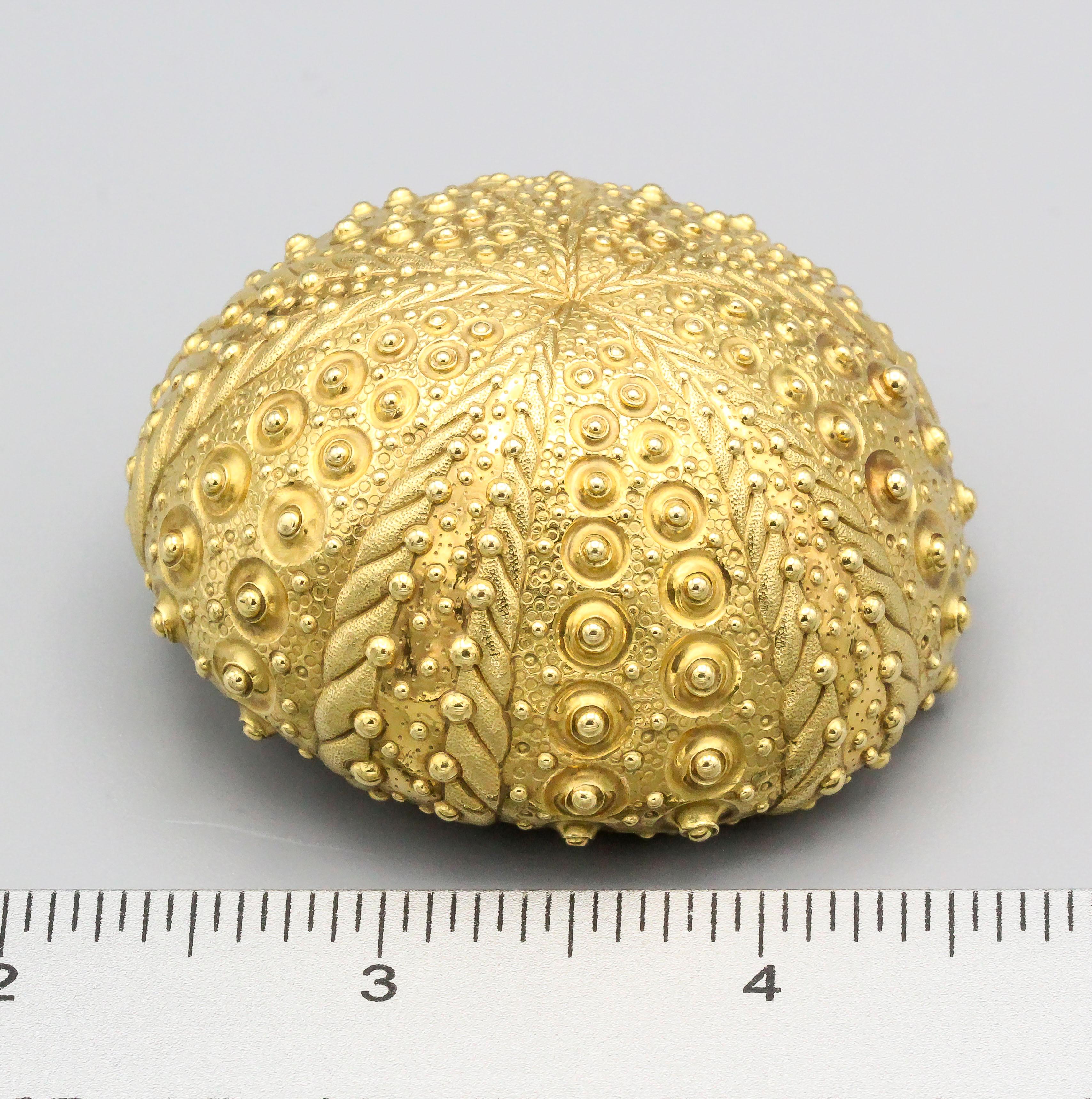 Tiffany & Co. Horloge Schlumberger en forme d'oursin de mer en or 18 carats en vente 1