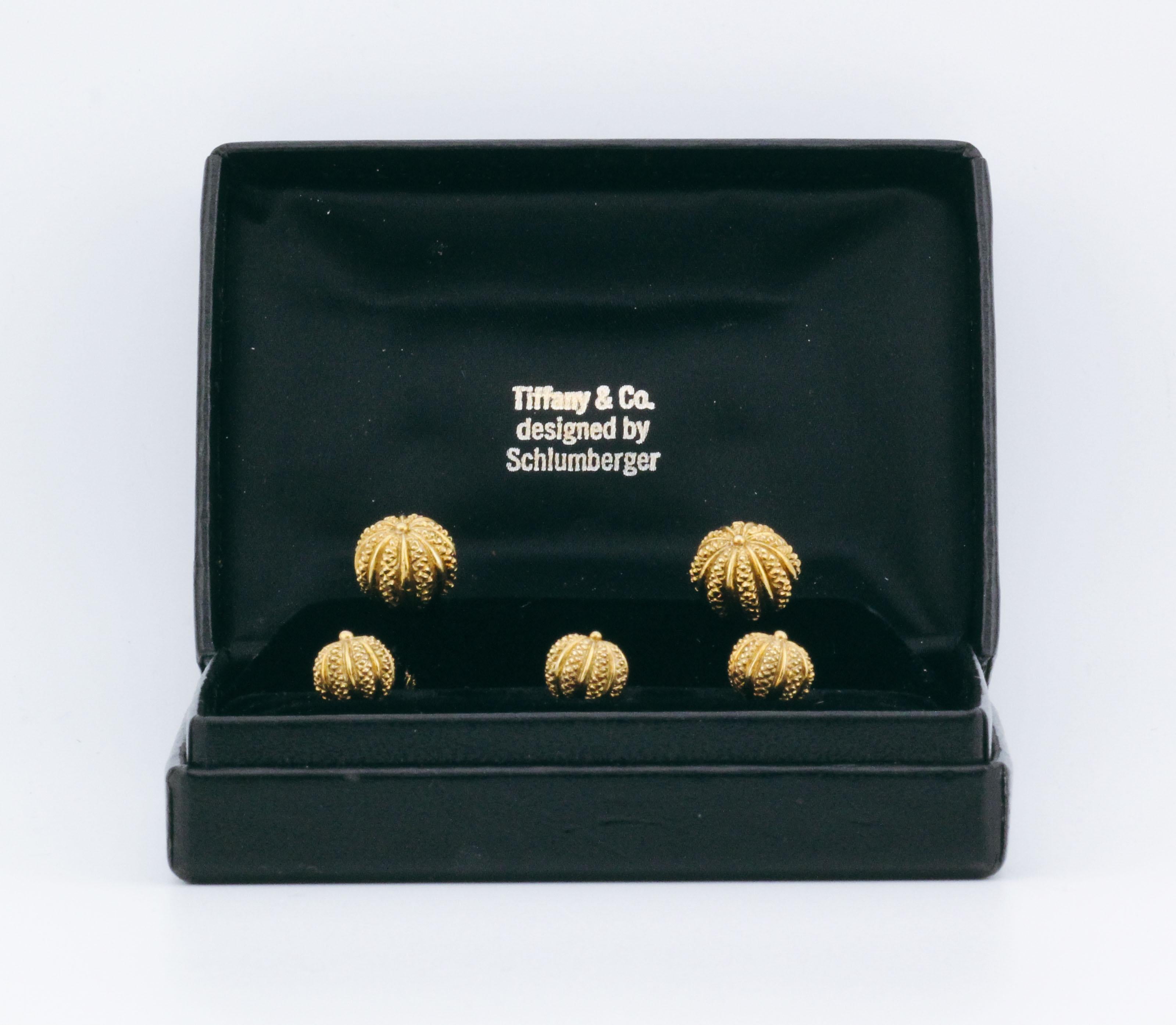 La collection Tiffany & Co. L'ensemble de boutons de manchette et de clous d'oreilles Schlumberger en or 18 carats est un exemple exquis du savoir-faire distinctif du designer Jean Schlumberger pour Tiffany & Co. Cet ensemble est un luxueux mélange
