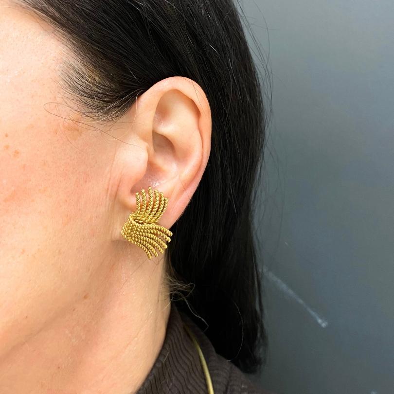 Tiffany & Co. Schlumberger 18k  Die goldenen V-Rope-Ohrringe sind ein eindrucksvolles Beispiel für Jean Schlumbergers berühmte Kunstfertigkeit für das kultige Juwelierhaus. Diese Ohrringe zeigen ein unverwechselbares V-förmiges Design, das