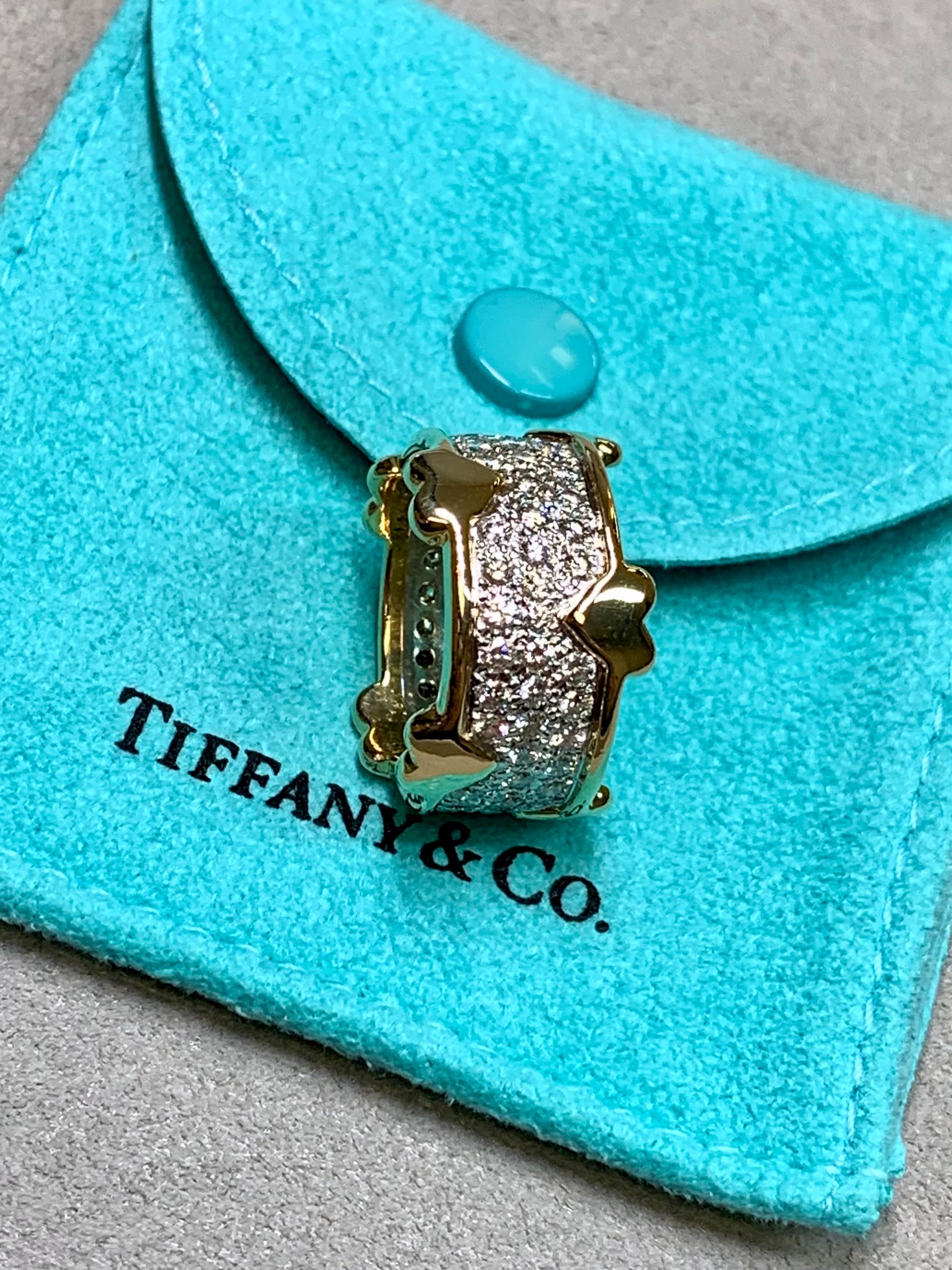 
Un nastro originale di Jean Schlumberger per Tiffany & Co. tra la fine degli anni '90 e l'inizio degli anni 2000. È realizzato in oro giallo 18 carati e platino e con un pavé di 1,20 carati come da documentazione.


Questo anello è completo di