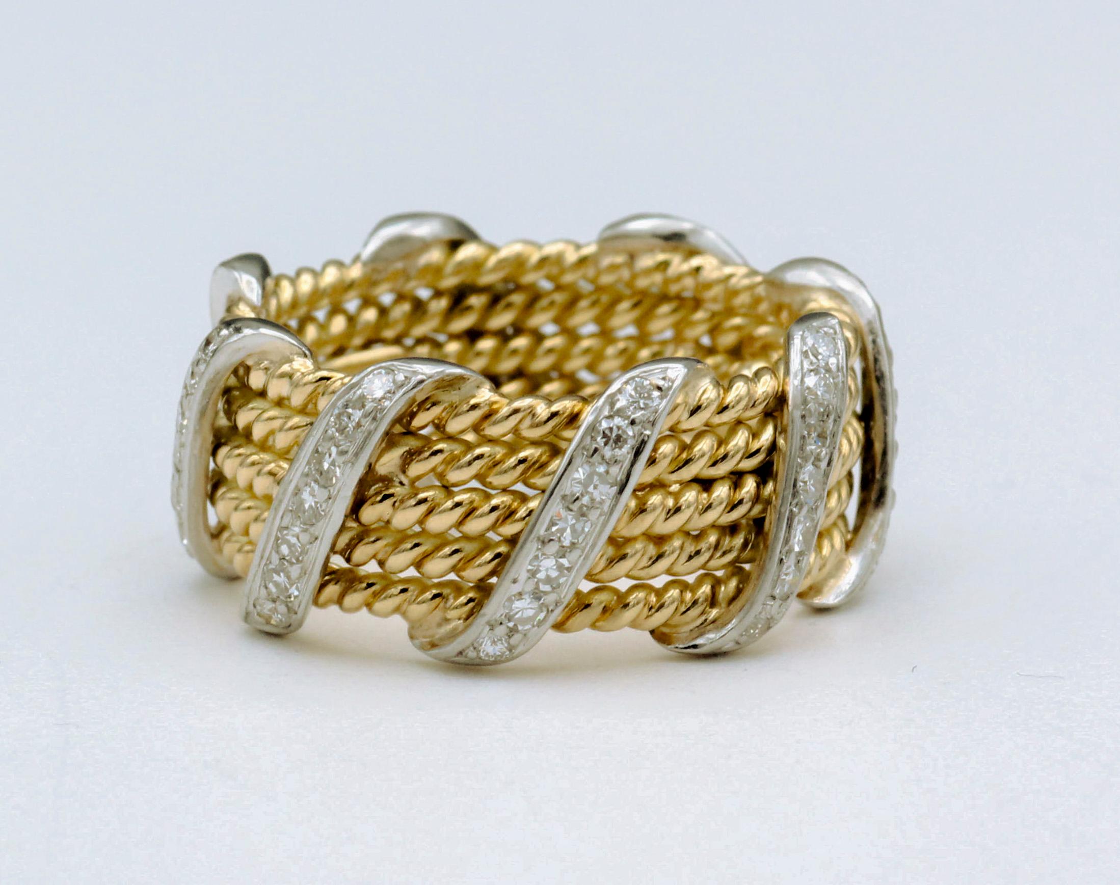 Die Tiffany & Co. Der Schlumberger 18K Gelbgold 5 Ropes Ring ist ein exquisites Meisterwerk, das klassische Eleganz und avantgardistisches Design harmonisch miteinander verbindet. Dieser Ring ist ein glänzendes Beispiel für die geniale Collaboration