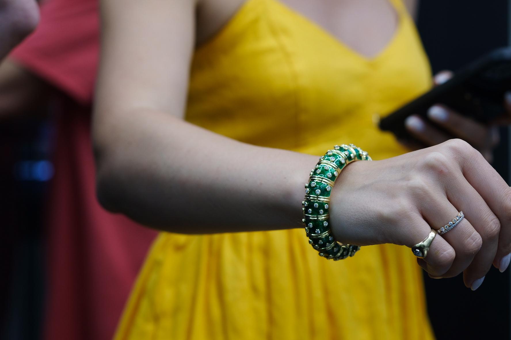 Tiffany & Co. Schlumberger 18 Karat Gelbgold Armband mit grüner Emaille und Diamanten im Angebot 2